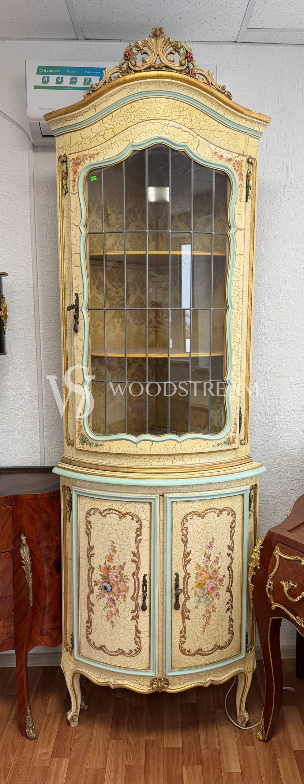 Витрина угловая в стиле венецианского барокко