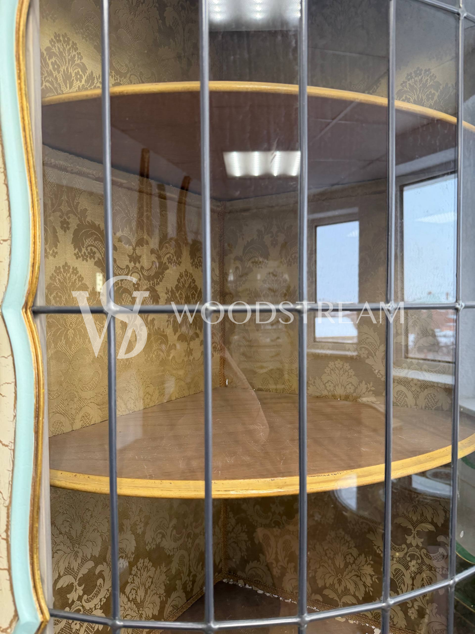 Витрина угловая в стиле венецианского барокко