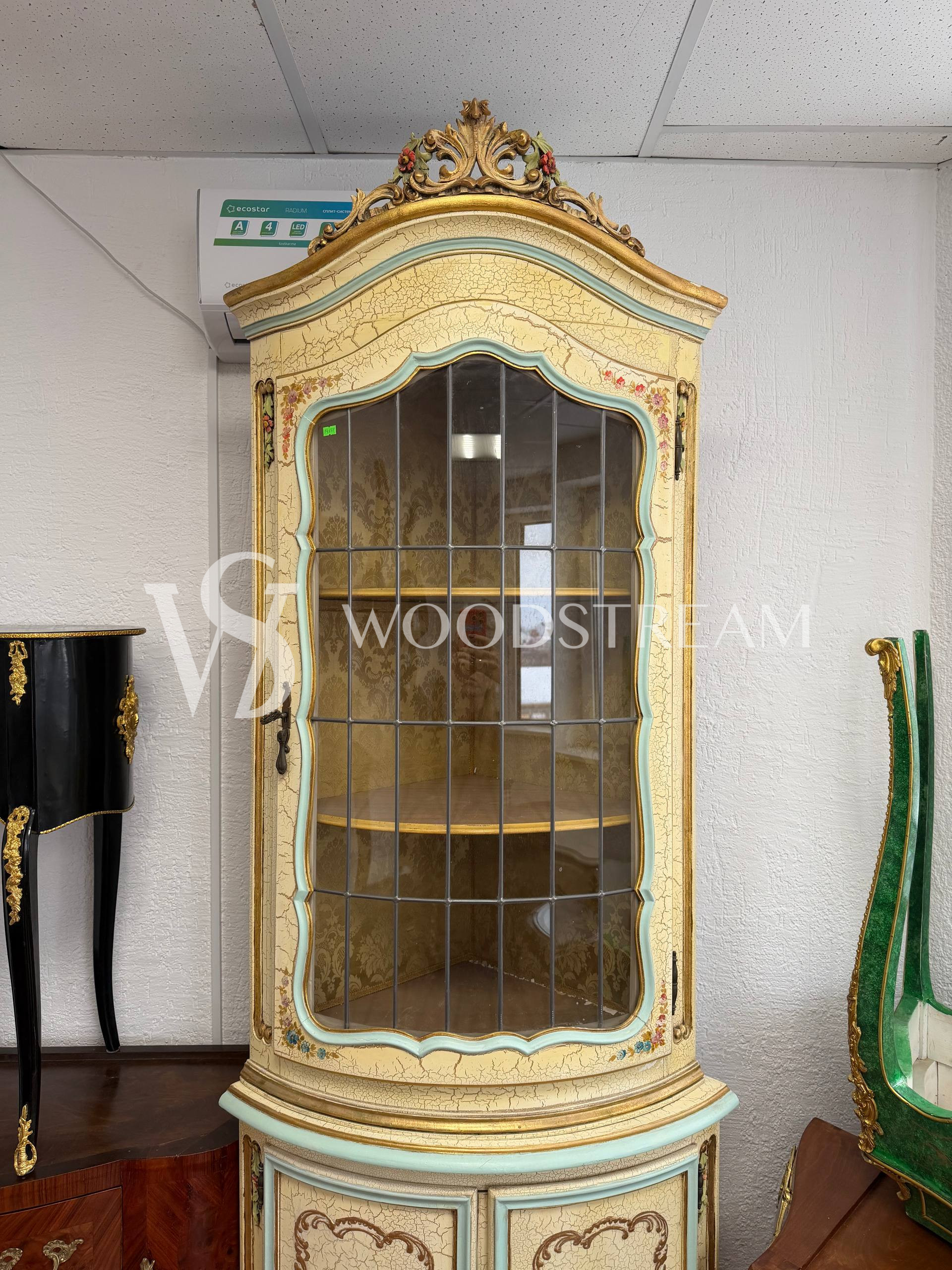 Витрина угловая в стиле венецианского барокко