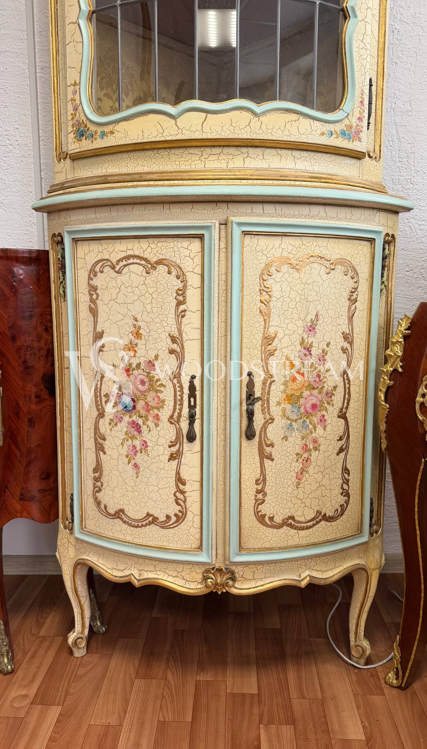 Витрина угловая в стиле венецианского барокко