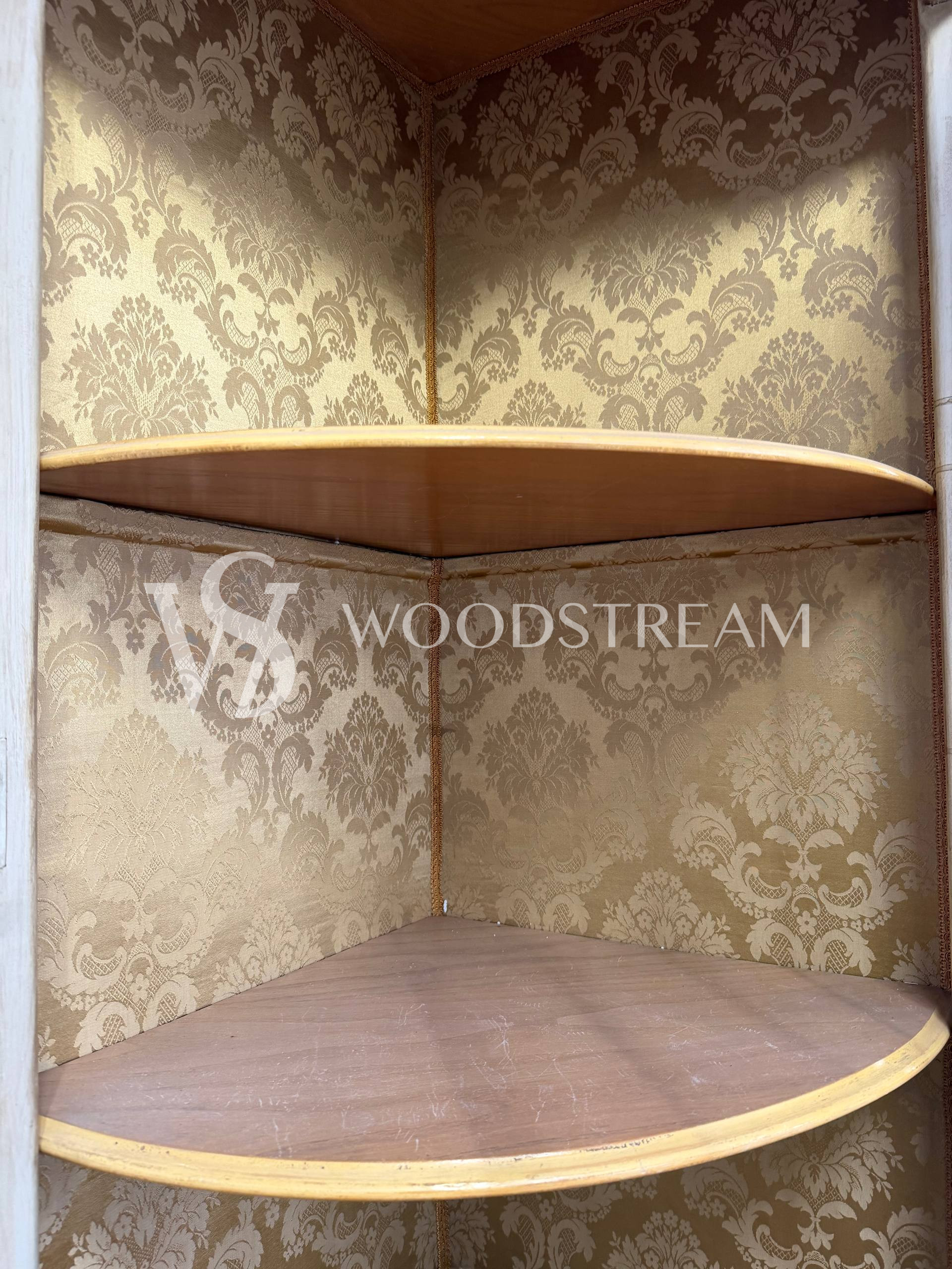 Витрина угловая в стиле венецианского барокко