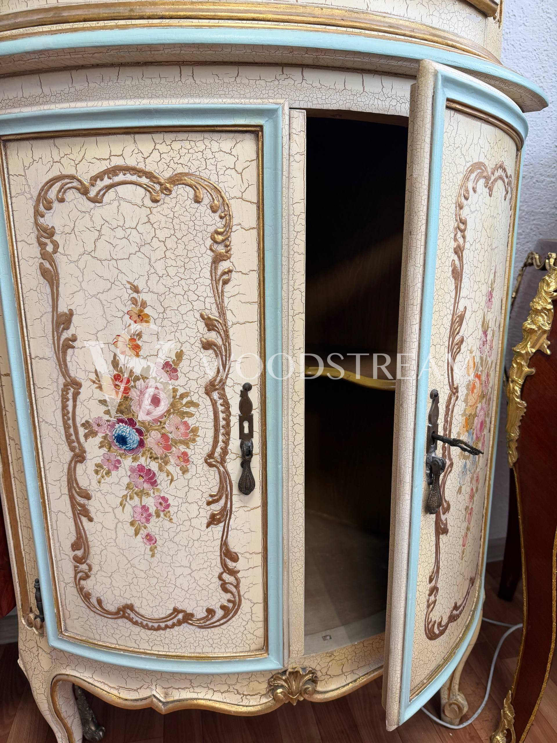 Витрина угловая в стиле венецианского барокко