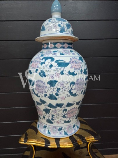 Ваза с крышкой в стиле шинуазри