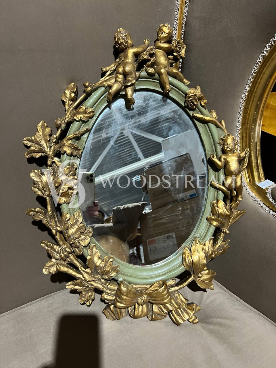 Зеркало настенное в стиле венецианского барокко с путти