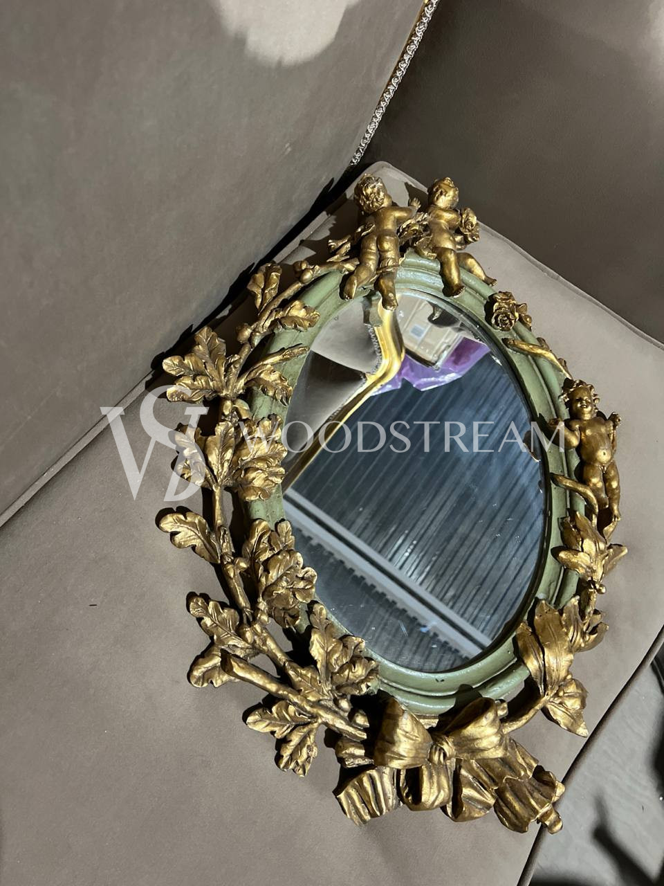Зеркало настенное в стиле венецианского барокко с путти