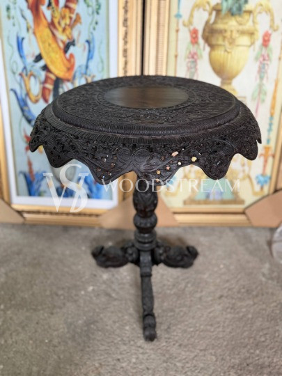 Стол в англо-индийском стиле