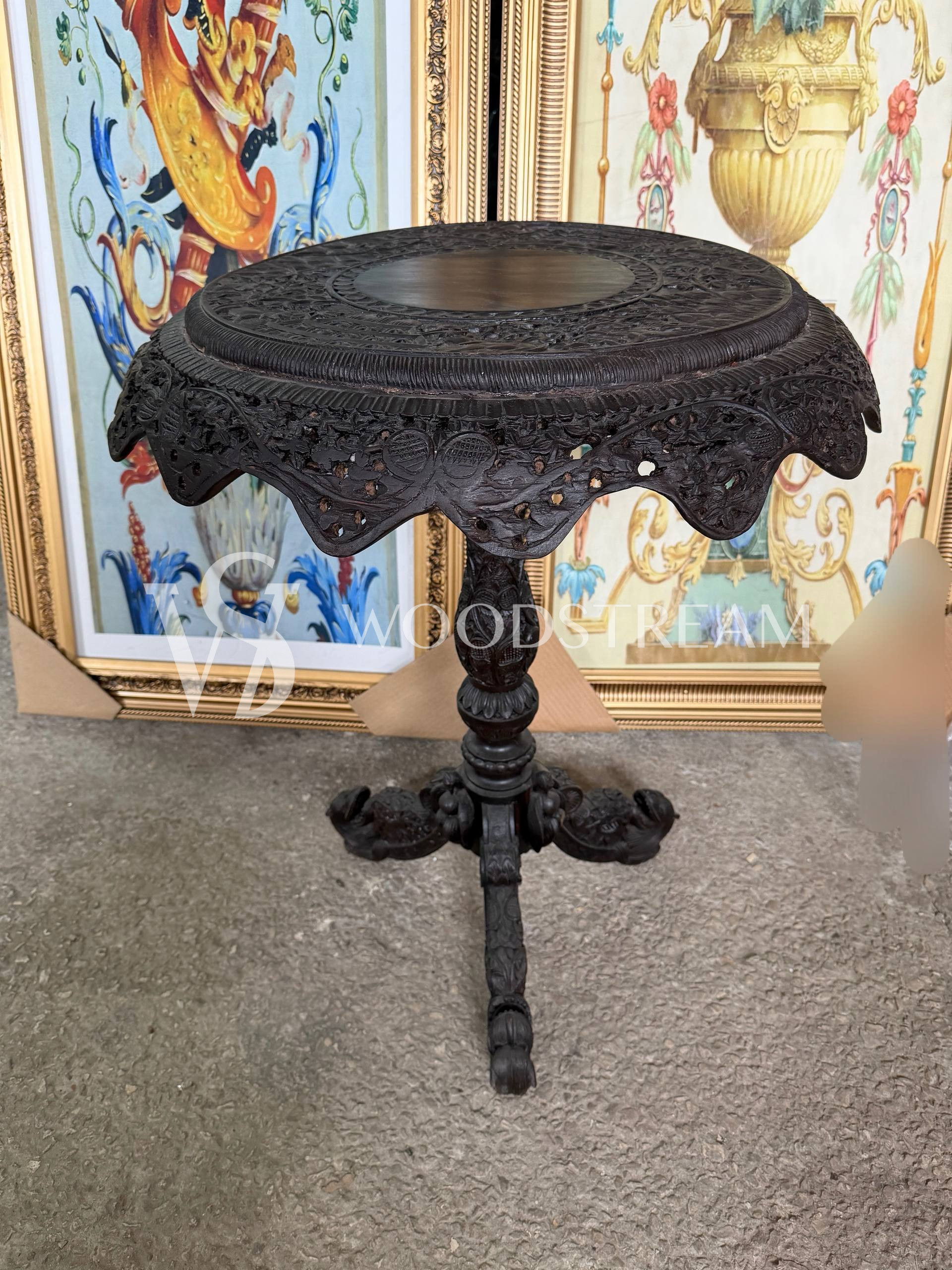 Стол в англо-индийском стиле