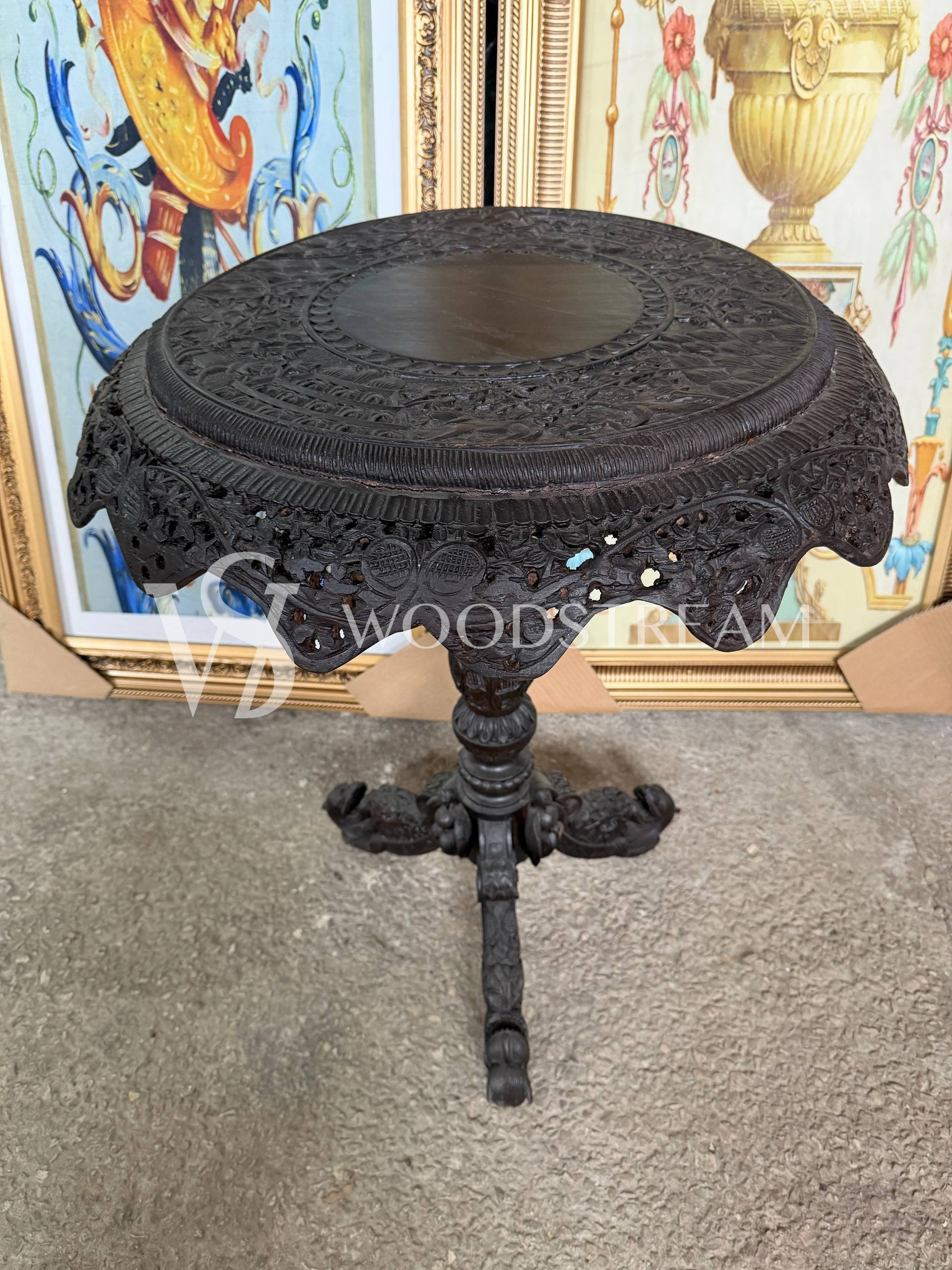 Стол в англо-индийском стиле