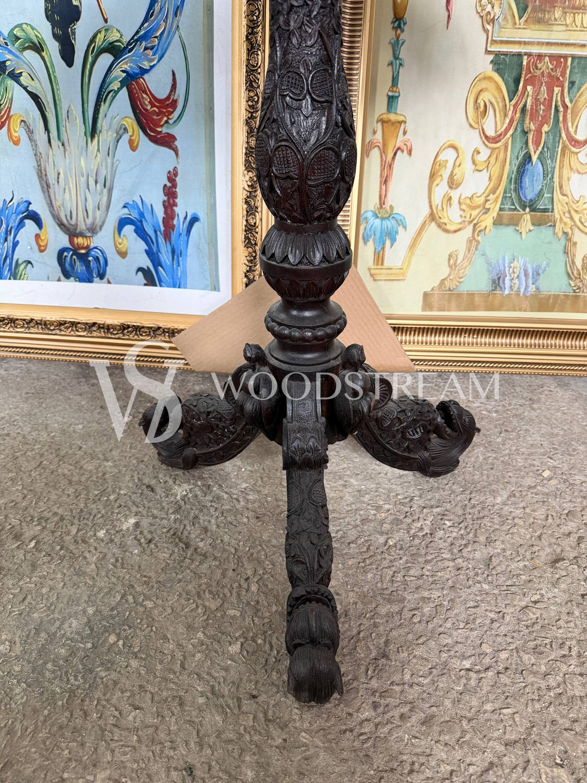 Стол в англо-индийском стиле