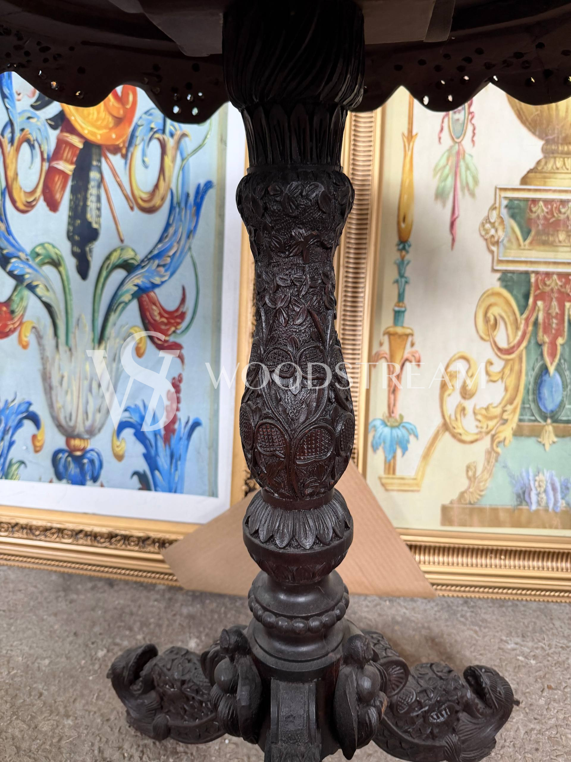 Стол в англо-индийском стиле