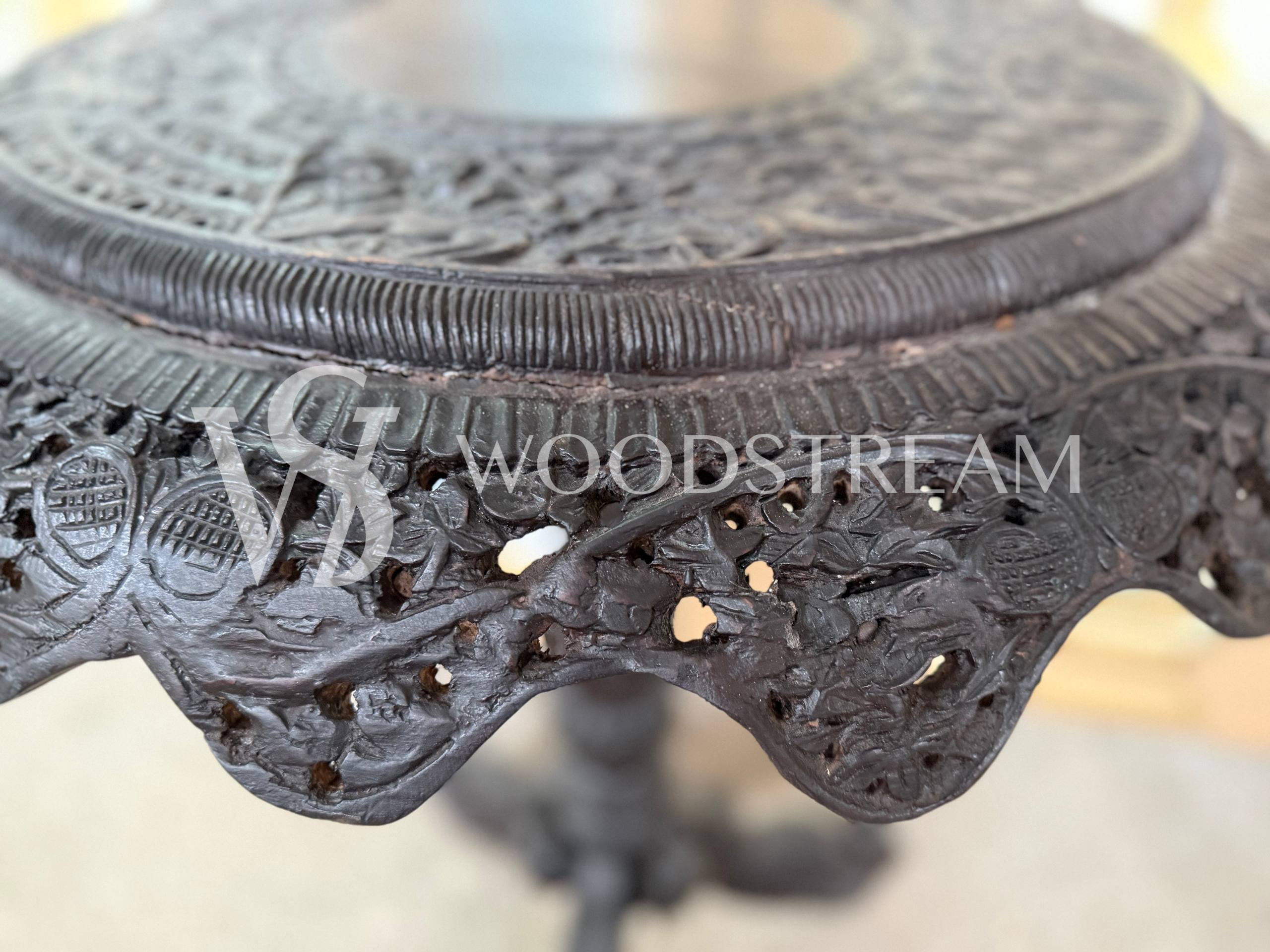 Стол в англо-индийском стиле