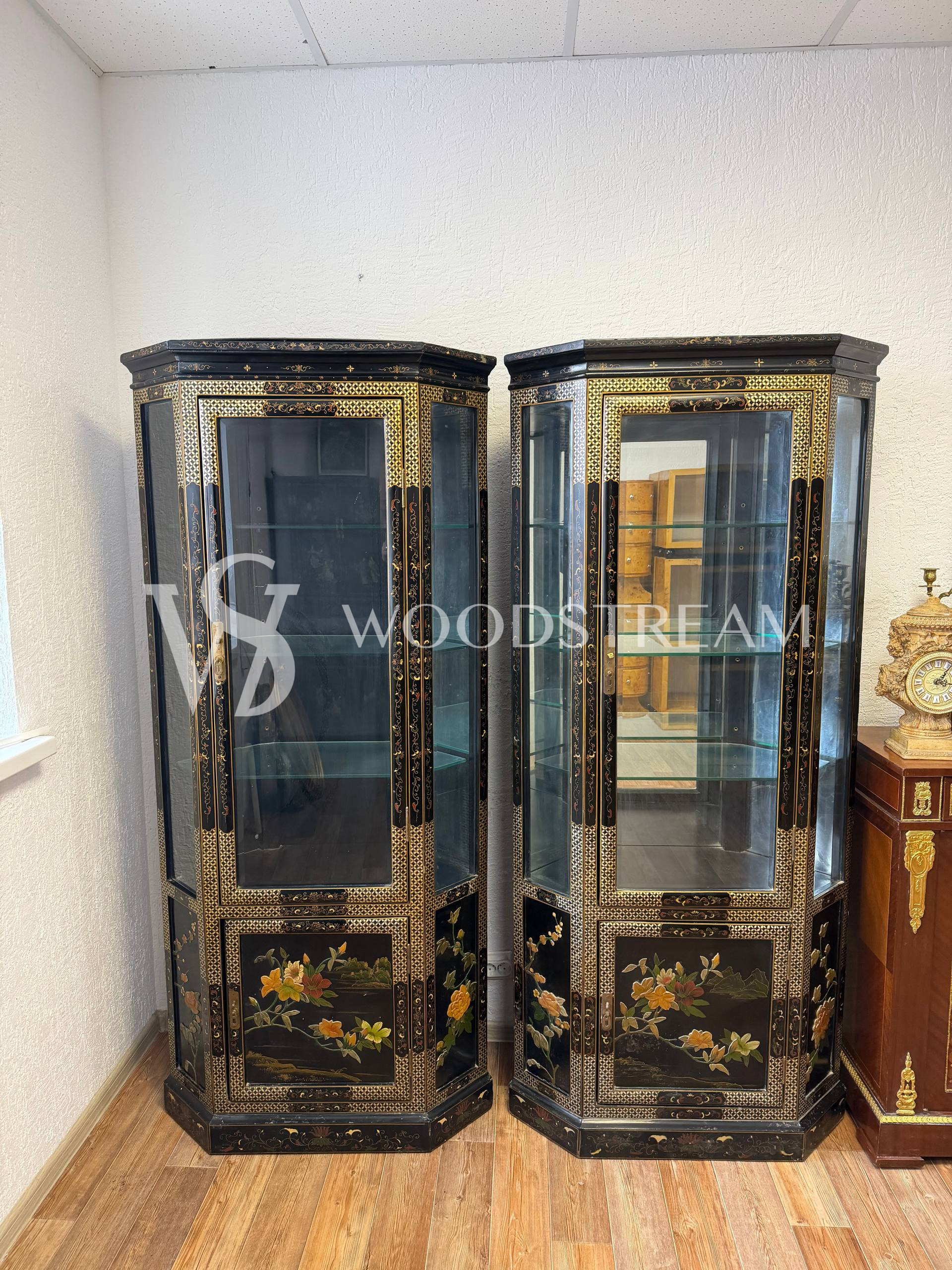 Витрина в стиле шинуазри 2 штуки