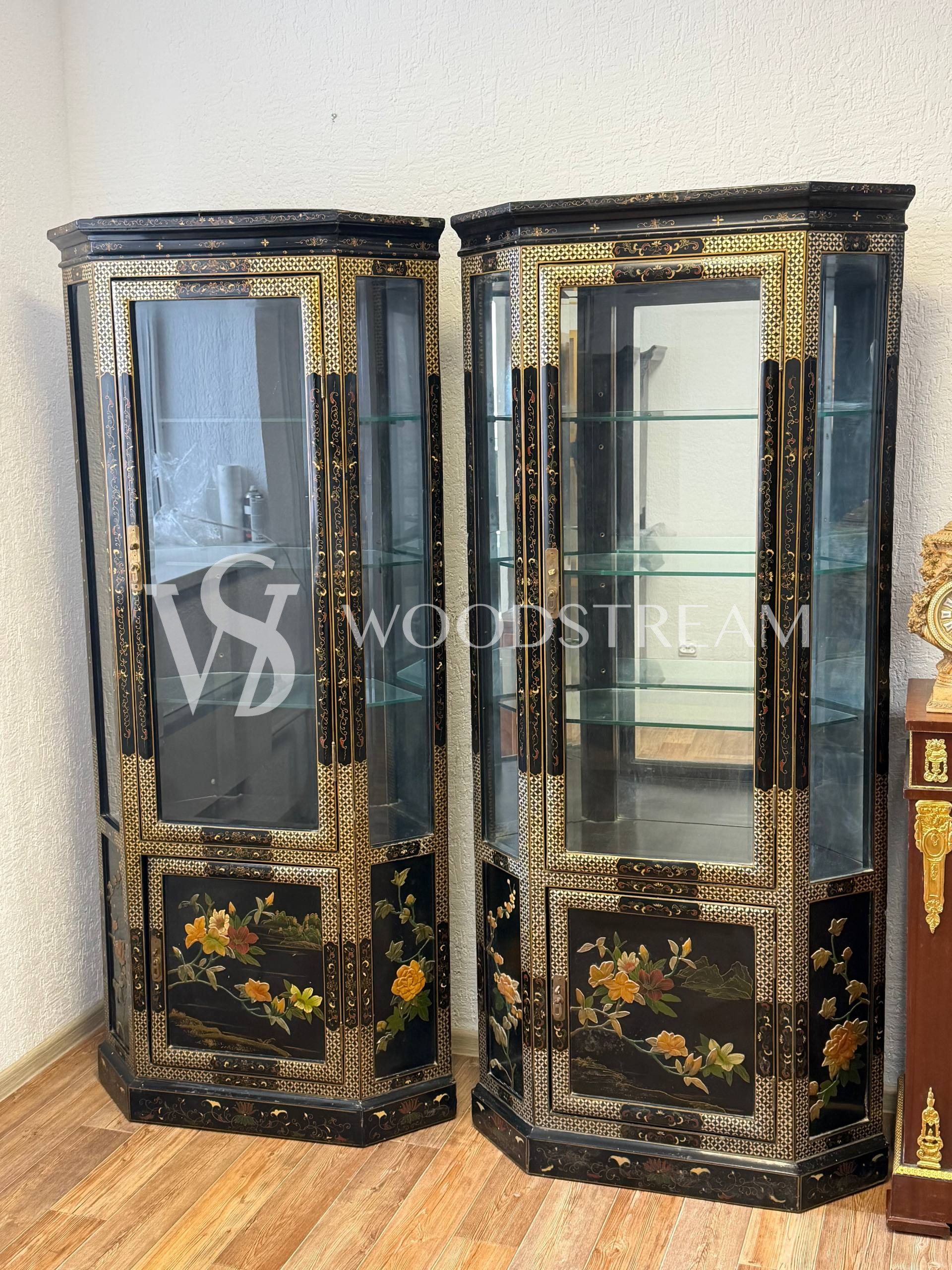 Витрина в стиле шинуазри 2 штуки