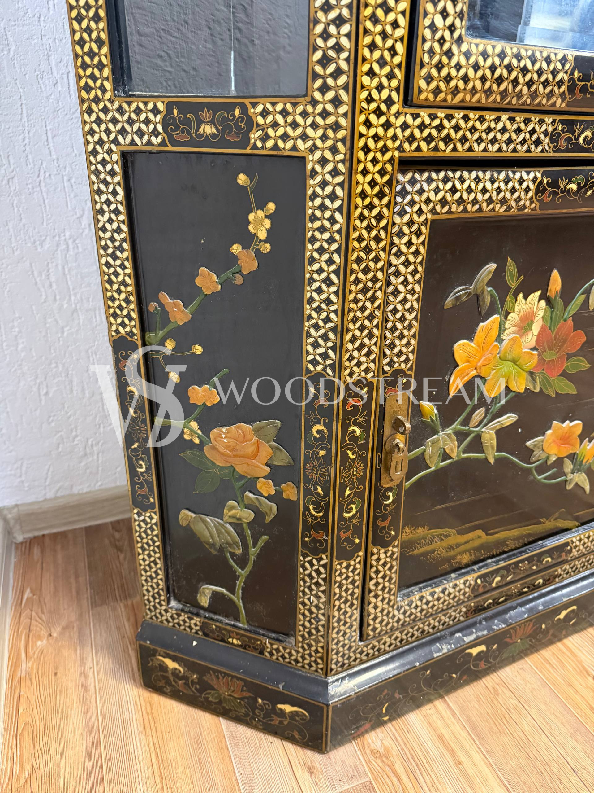 Витрина в стиле шинуазри 2 штуки