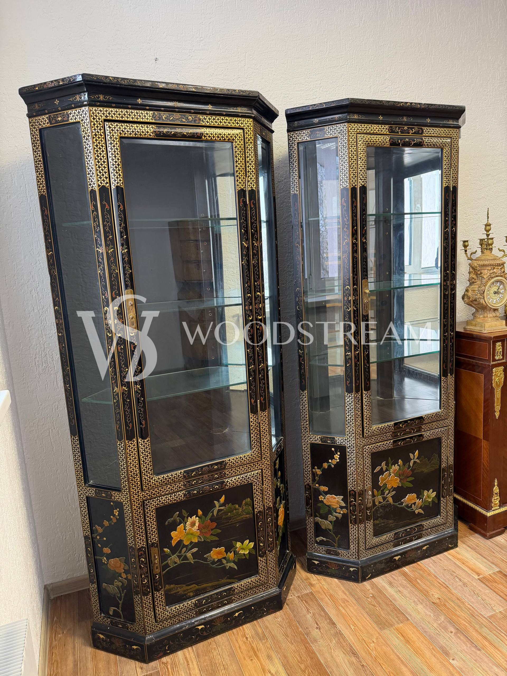 Витрина в стиле шинуазри 2 штуки