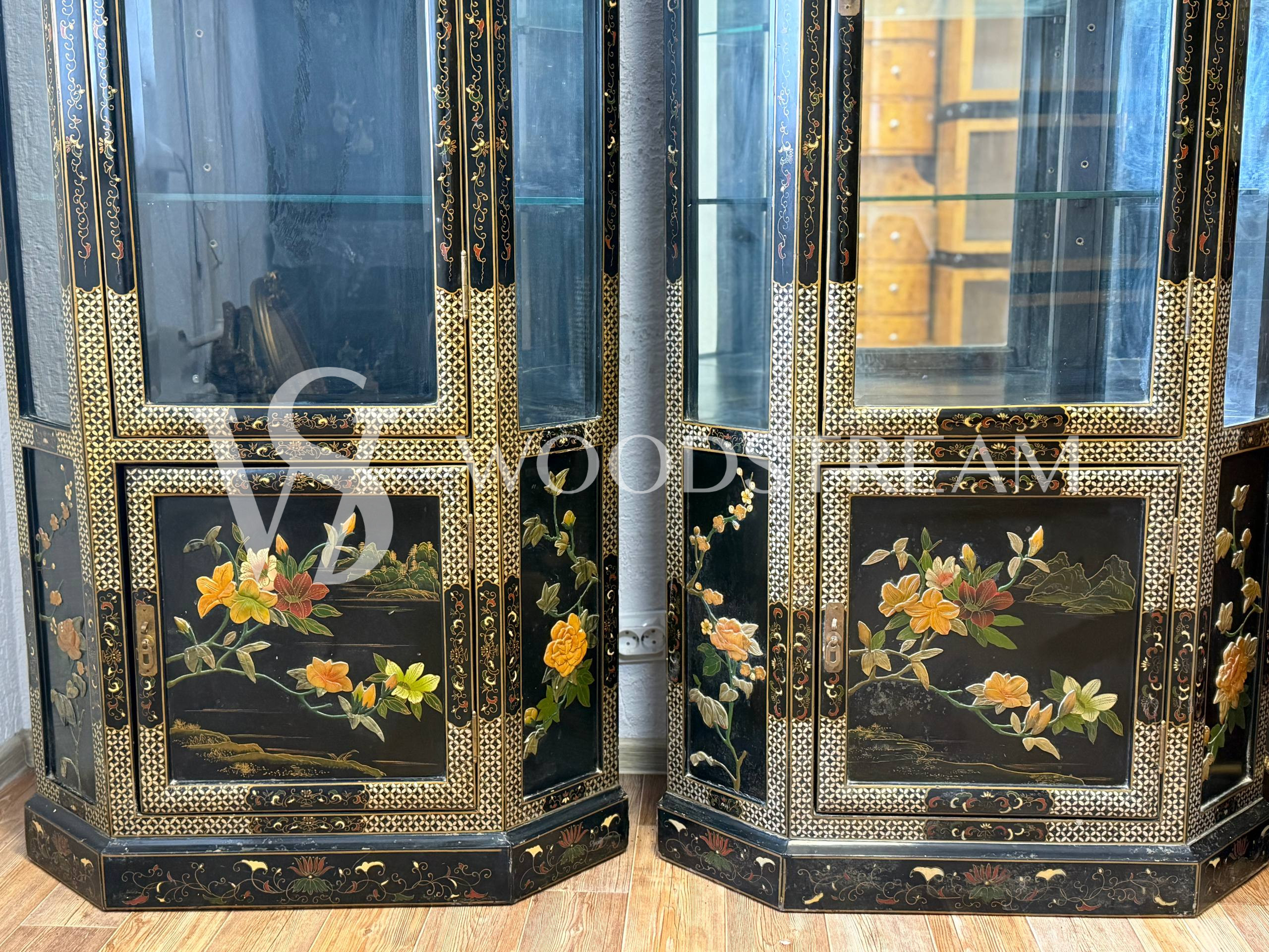 Витрина в стиле шинуазри 2 штуки