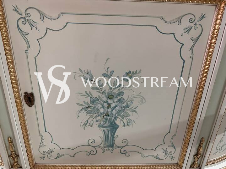 Витрина в стиле Людовика XVI