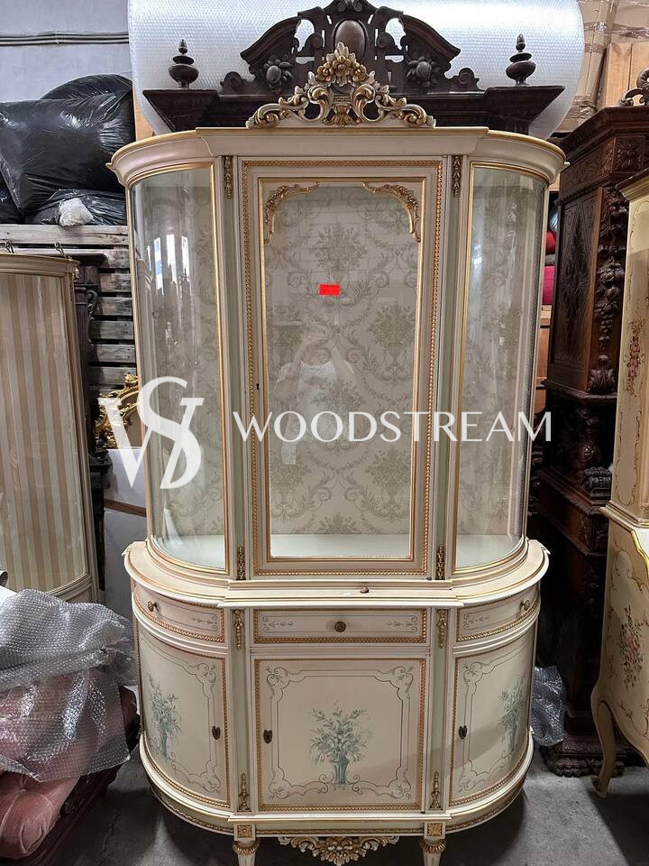 Витрина в стиле Людовика XVI