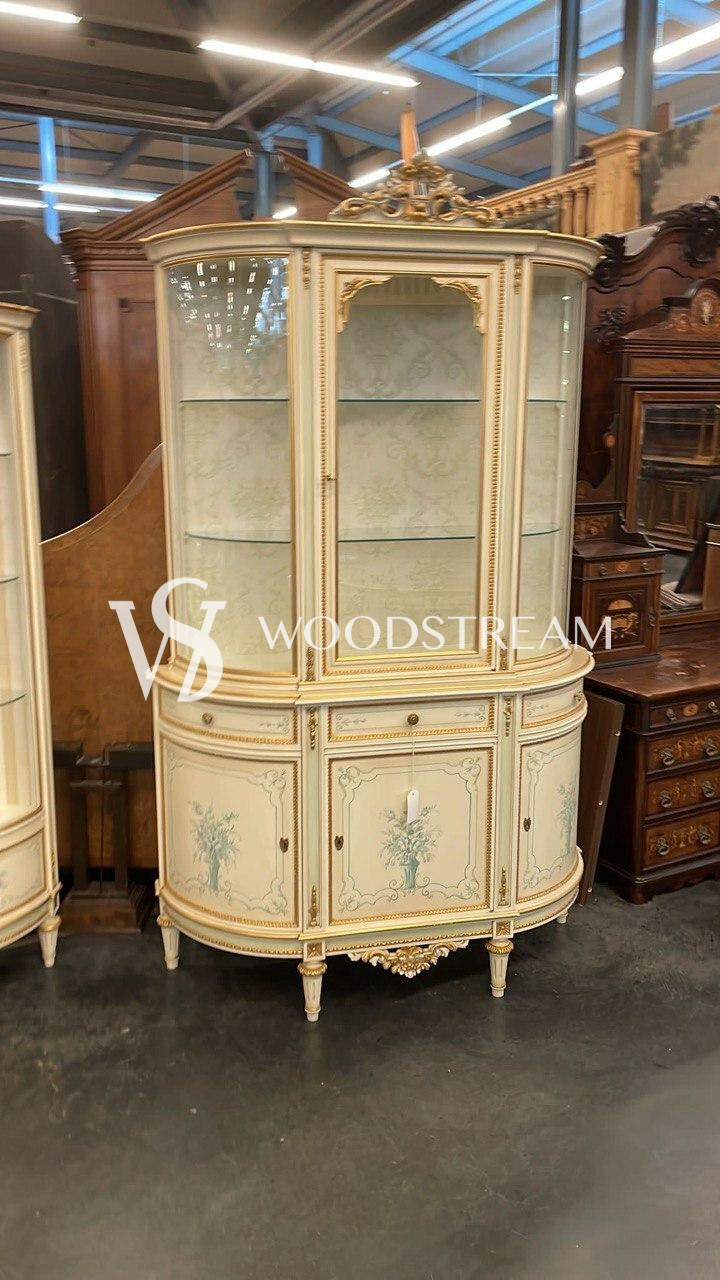 Витрина в стиле Людовика XVI