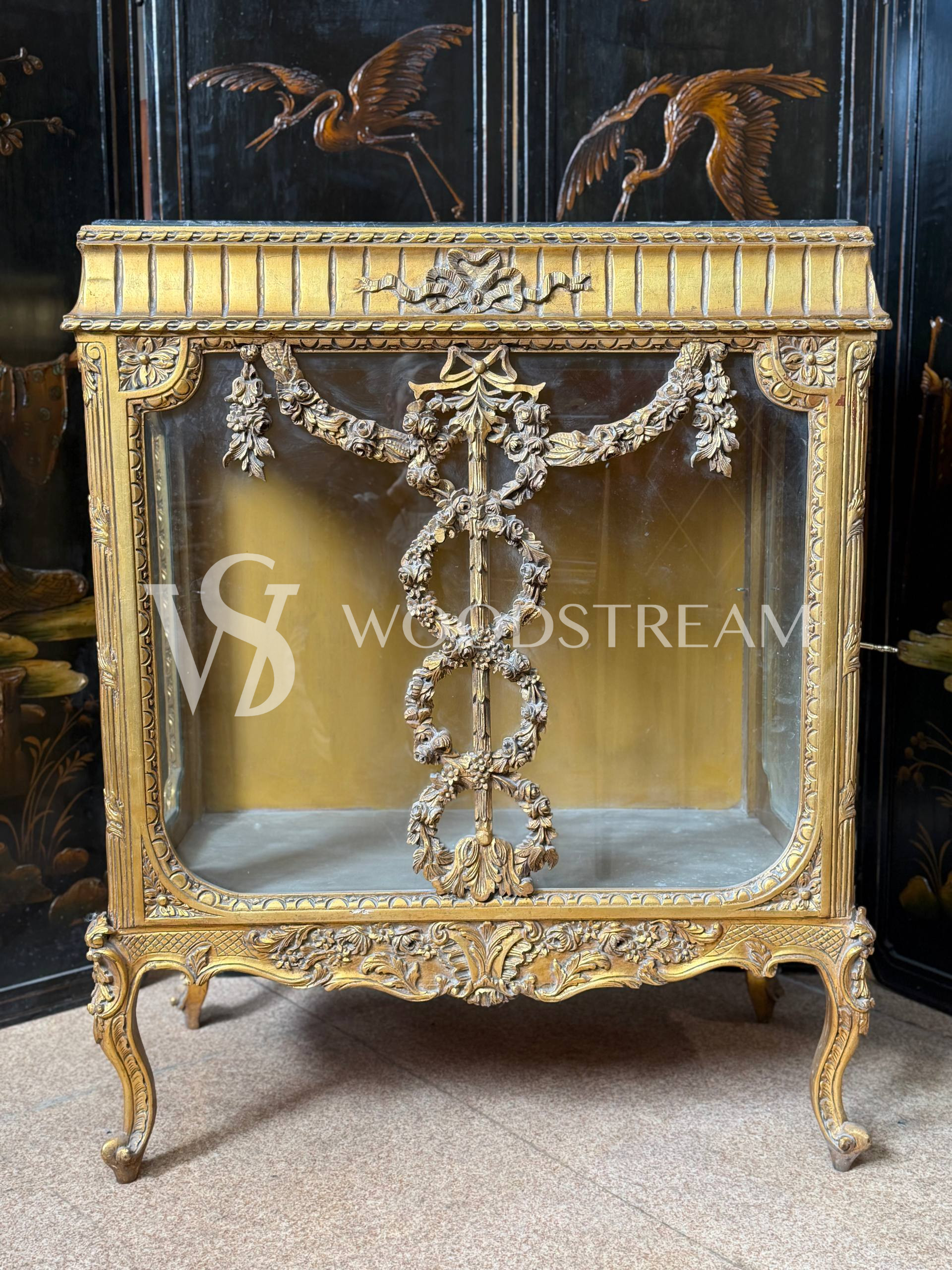 Витрина миниатюрная в стиле Людовика XVI