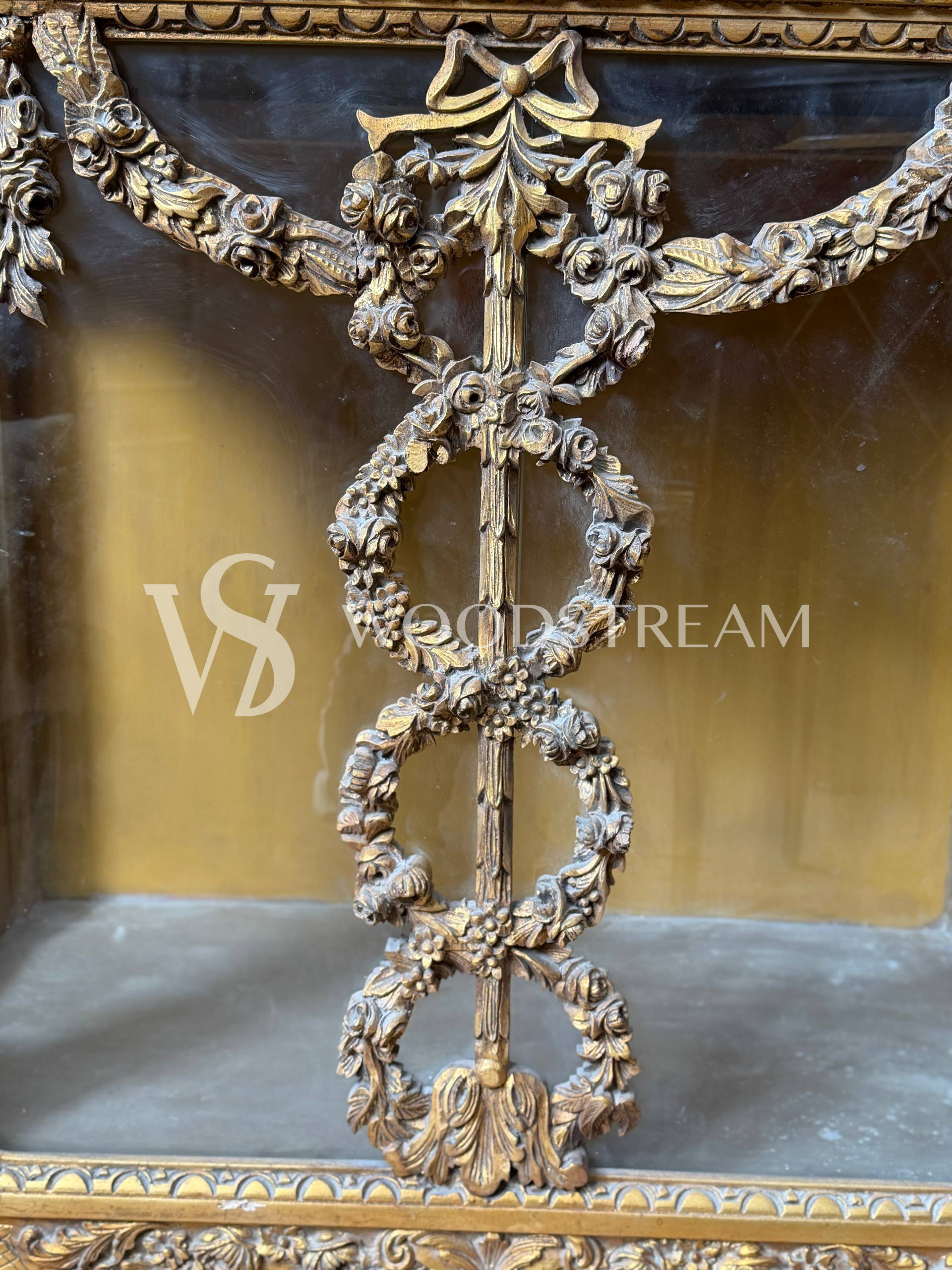 Витрина миниатюрная в стиле Людовика XVI