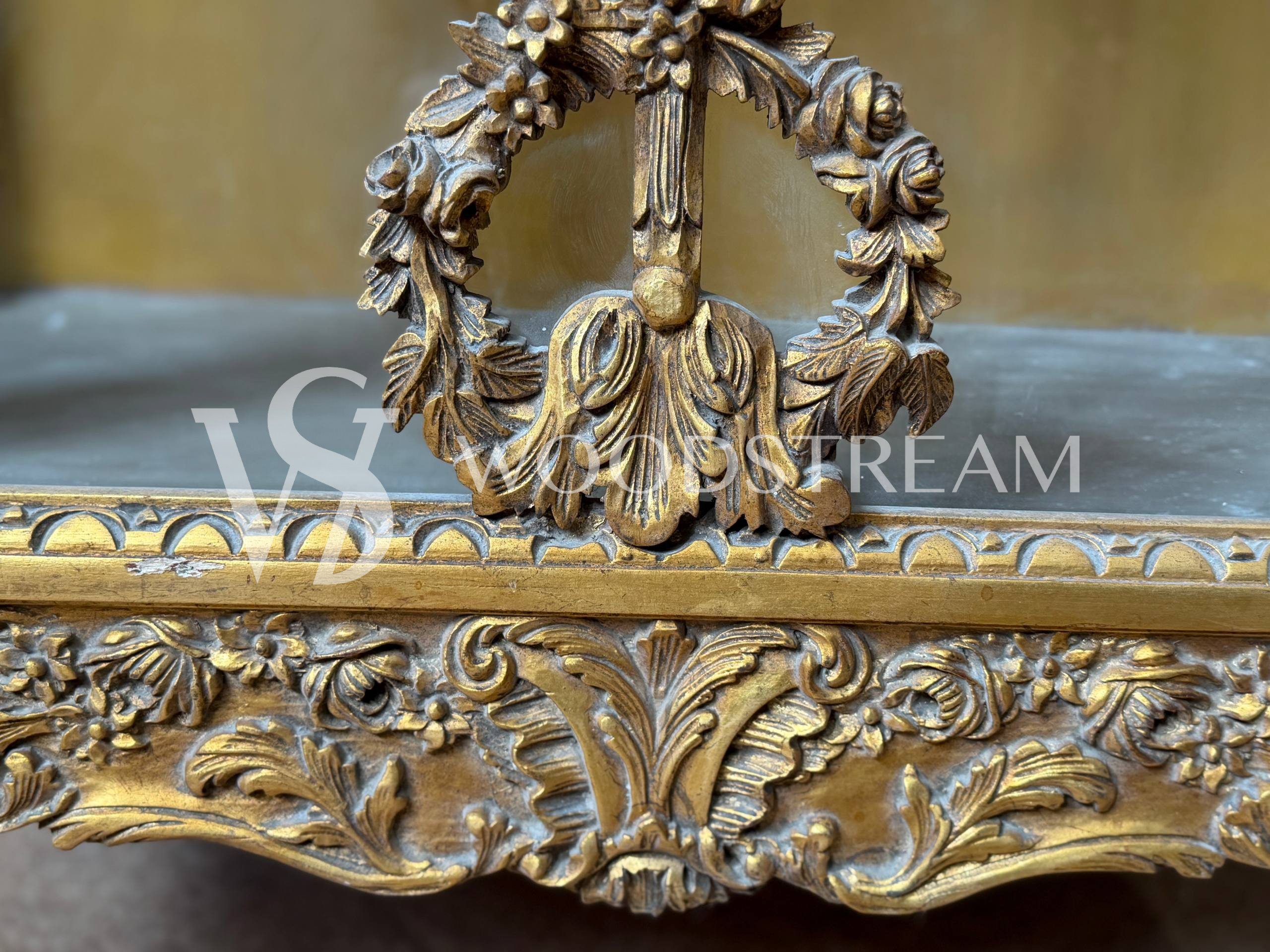 Витрина миниатюрная в стиле Людовика XVI