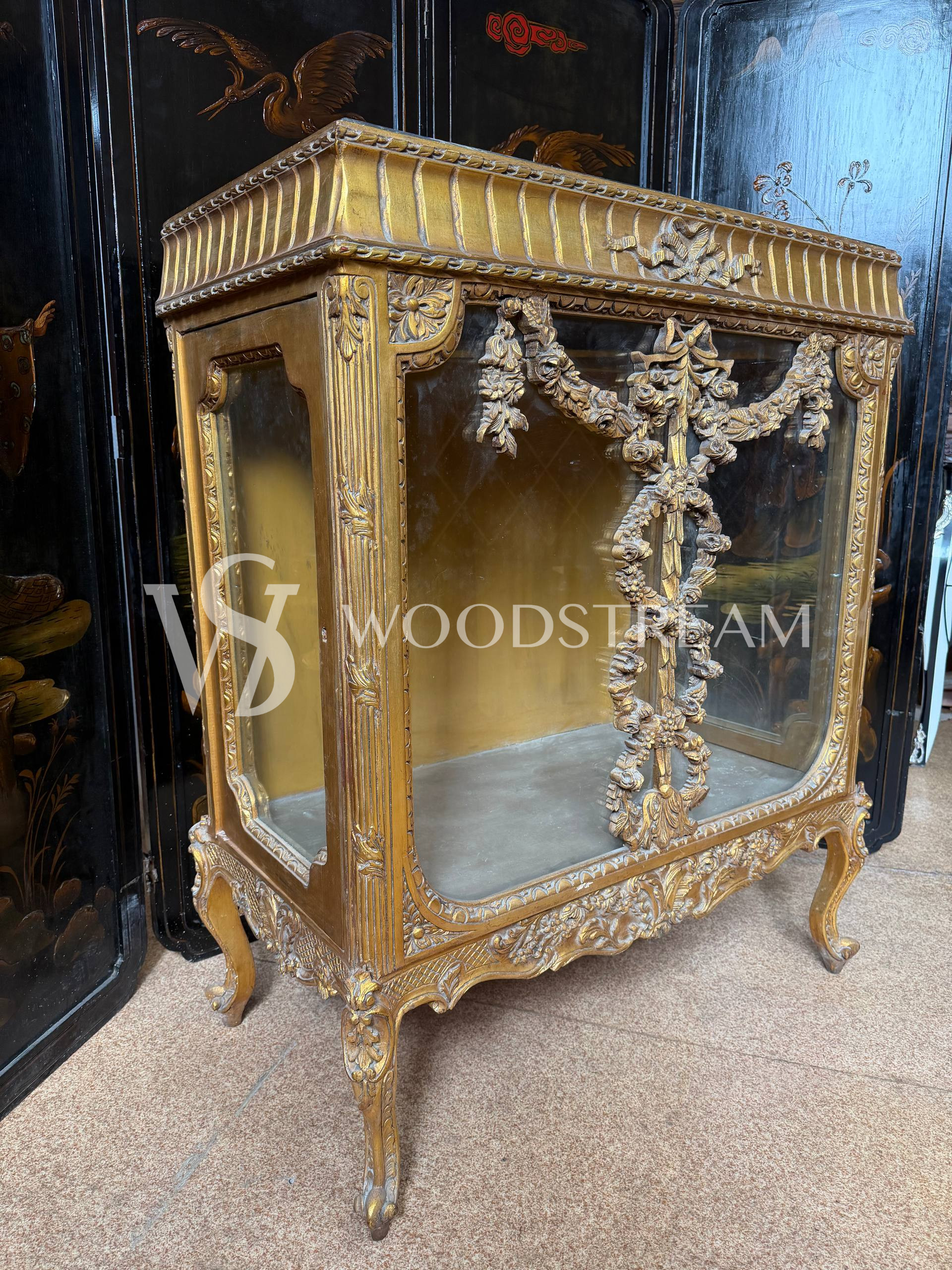 Витрина миниатюрная в стиле Людовика XVI