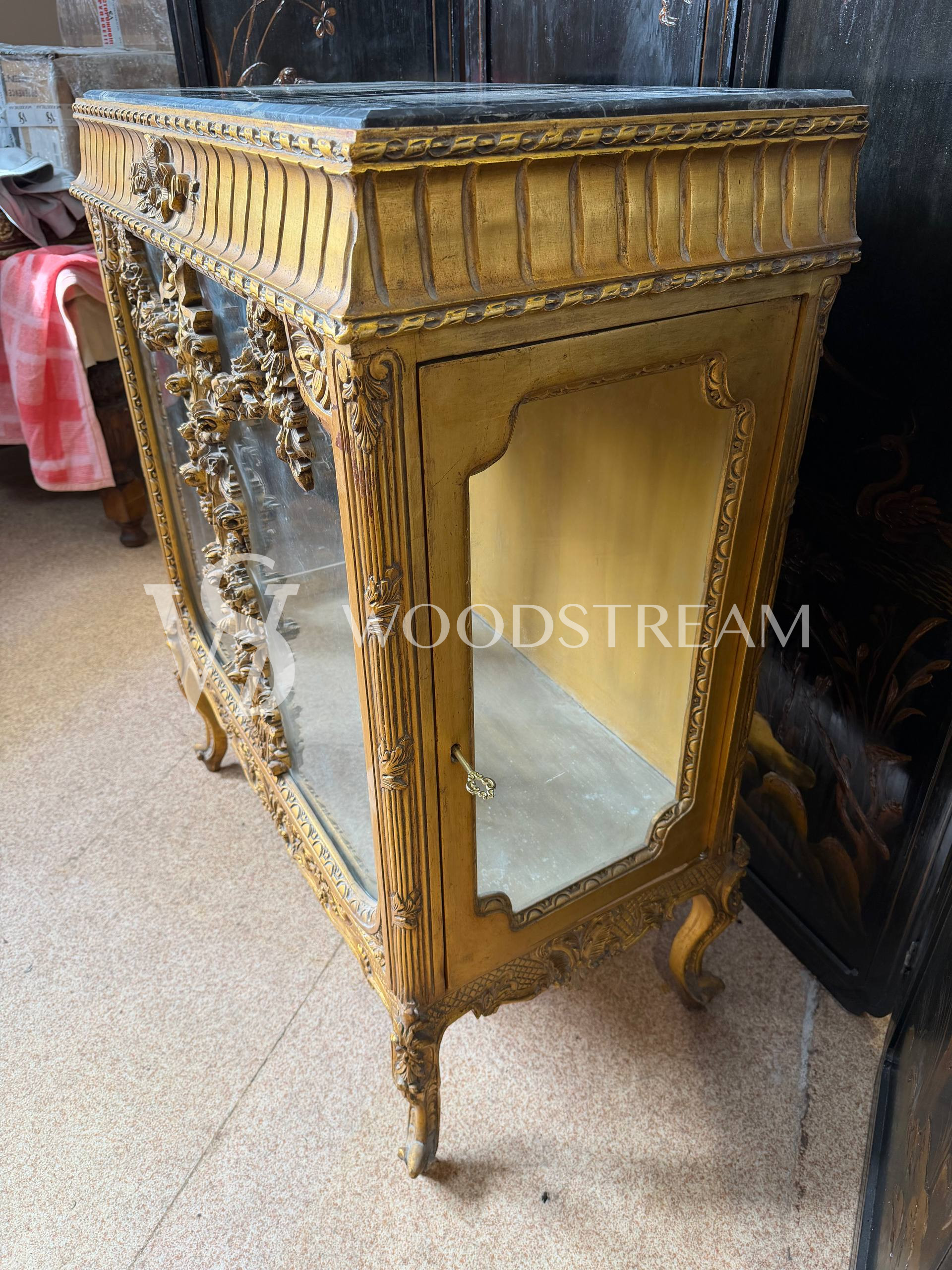 Витрина миниатюрная в стиле Людовика XVI