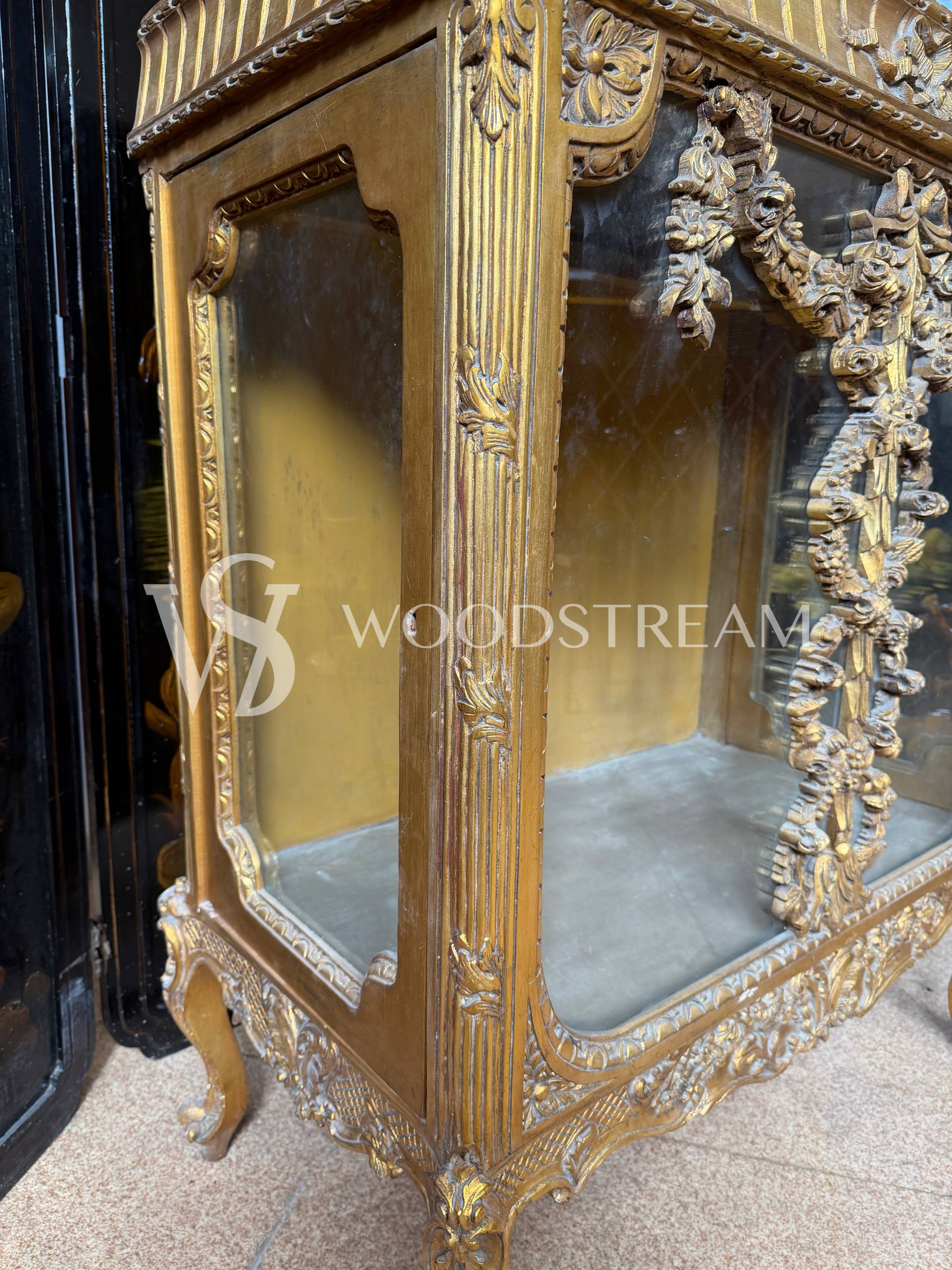 Витрина миниатюрная в стиле Людовика XVI