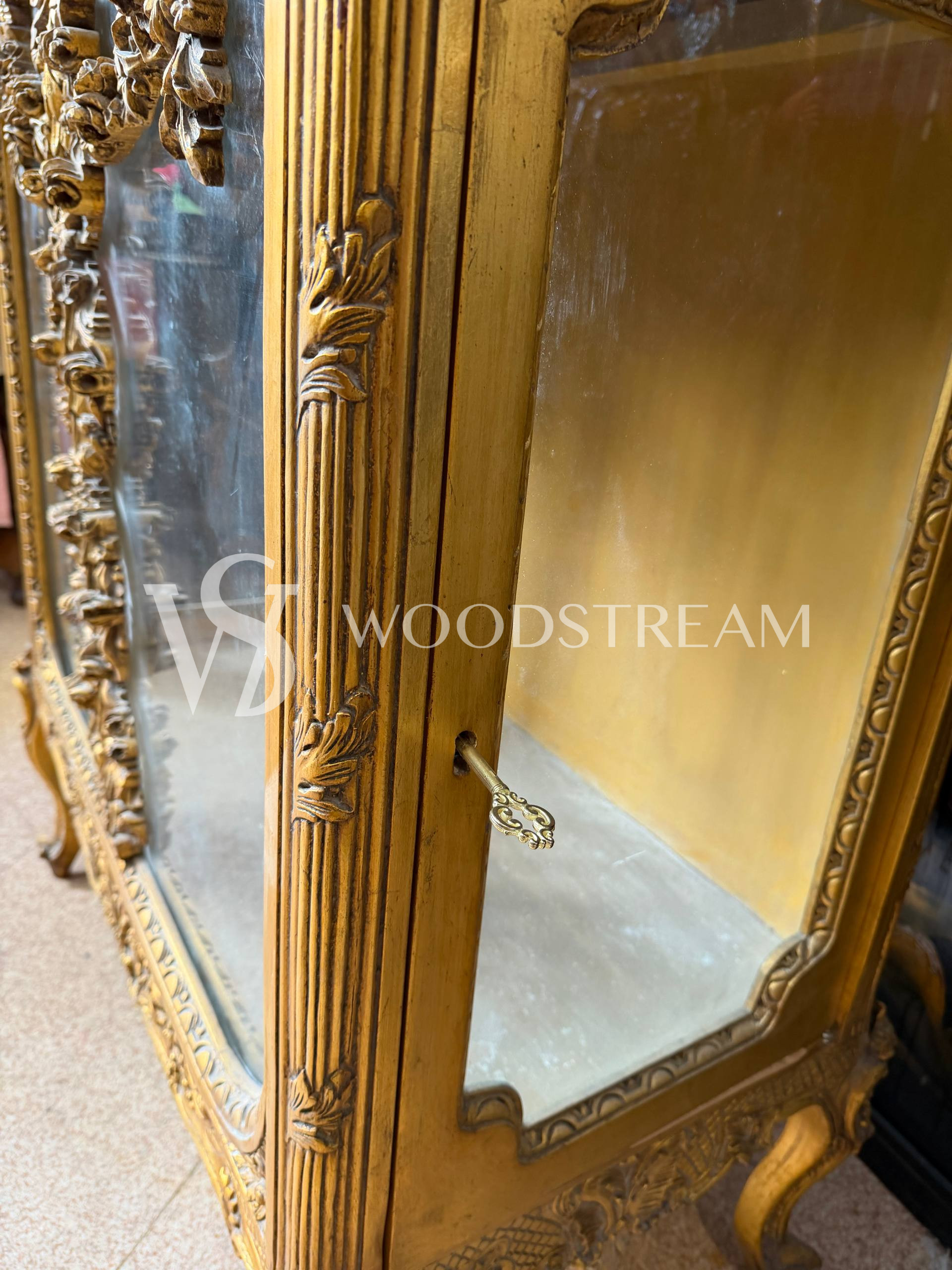 Витрина миниатюрная в стиле Людовика XVI