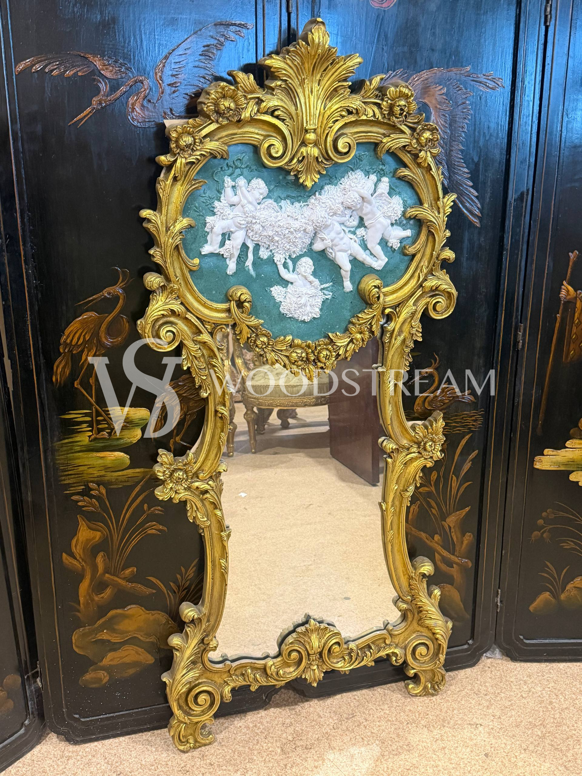 Зеркало настенное с барельефом  стиле венецианского барокко