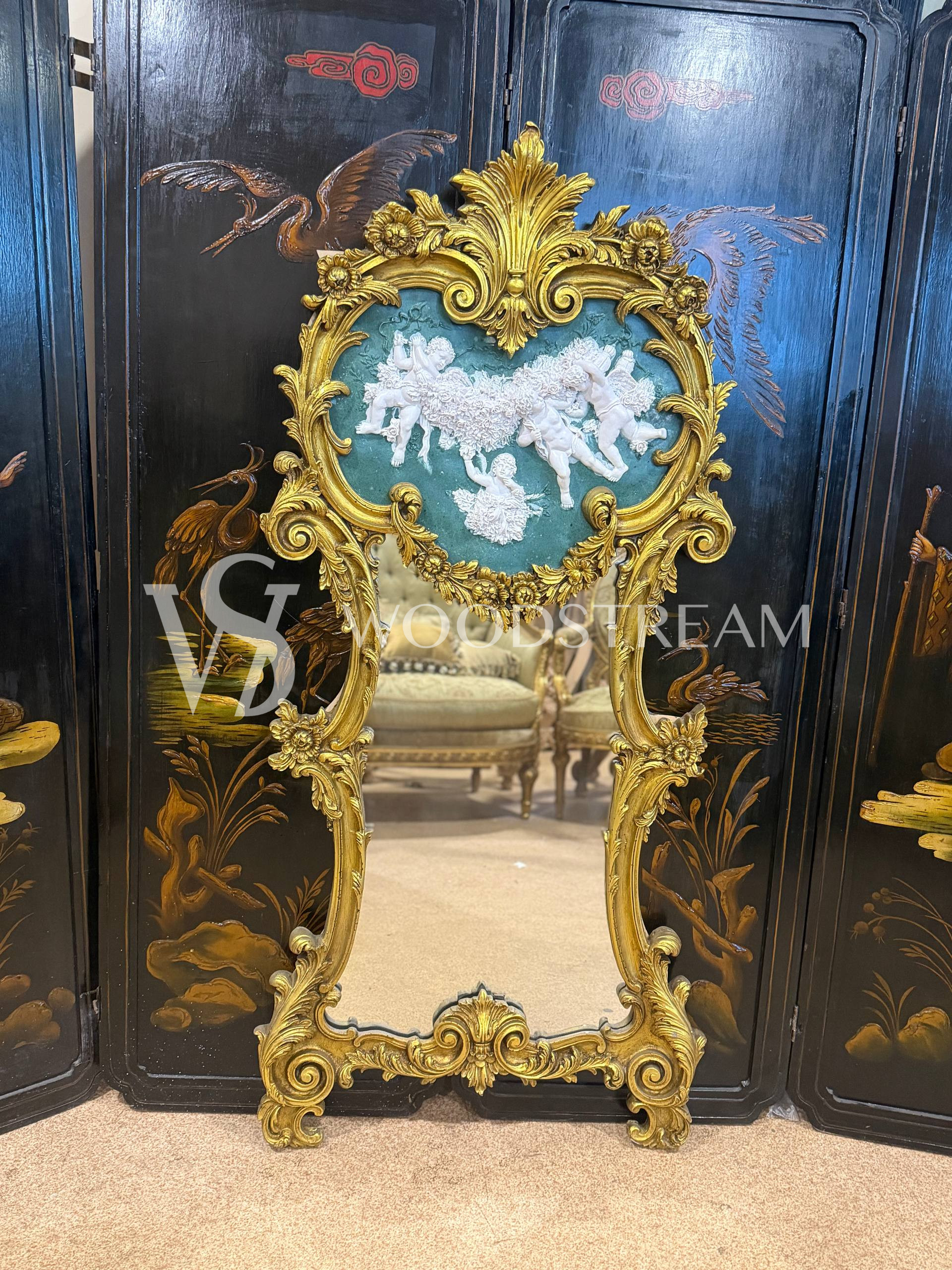 Зеркало настенное с барельефом  стиле венецианского барокко