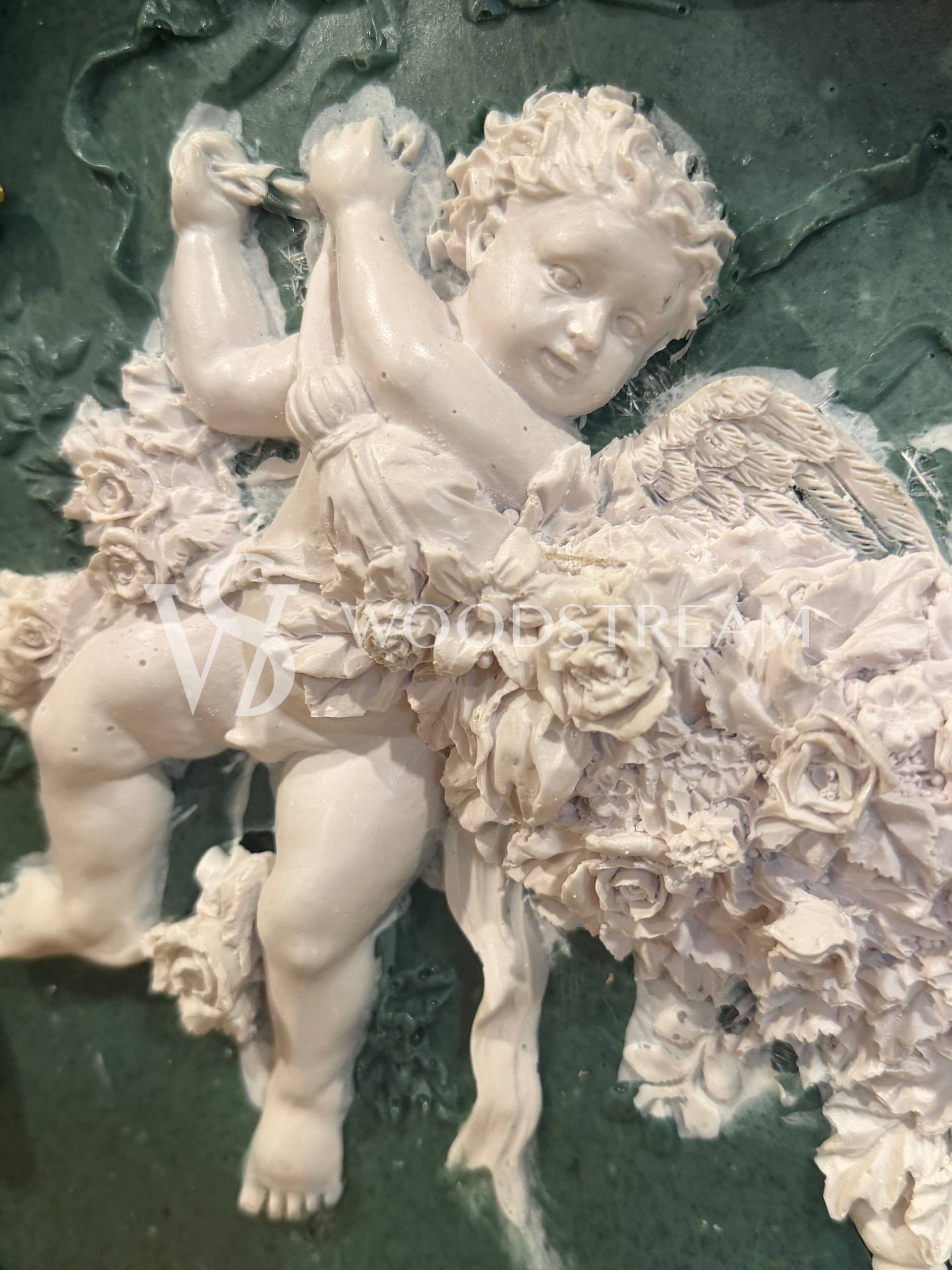 Зеркало настенное с барельефом  стиле венецианского барокко