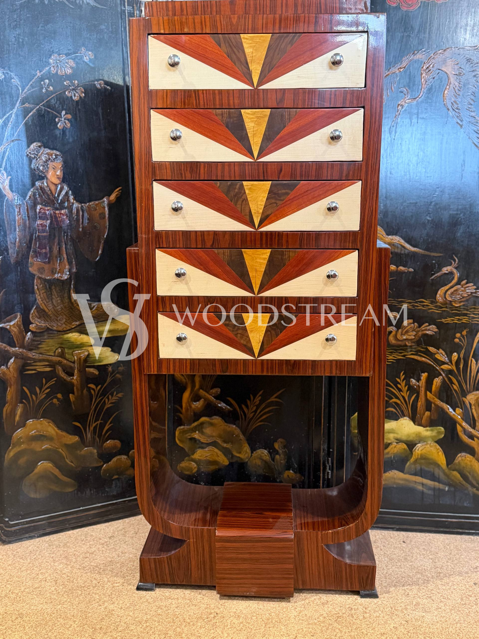 Комод с геометрическим рисунком