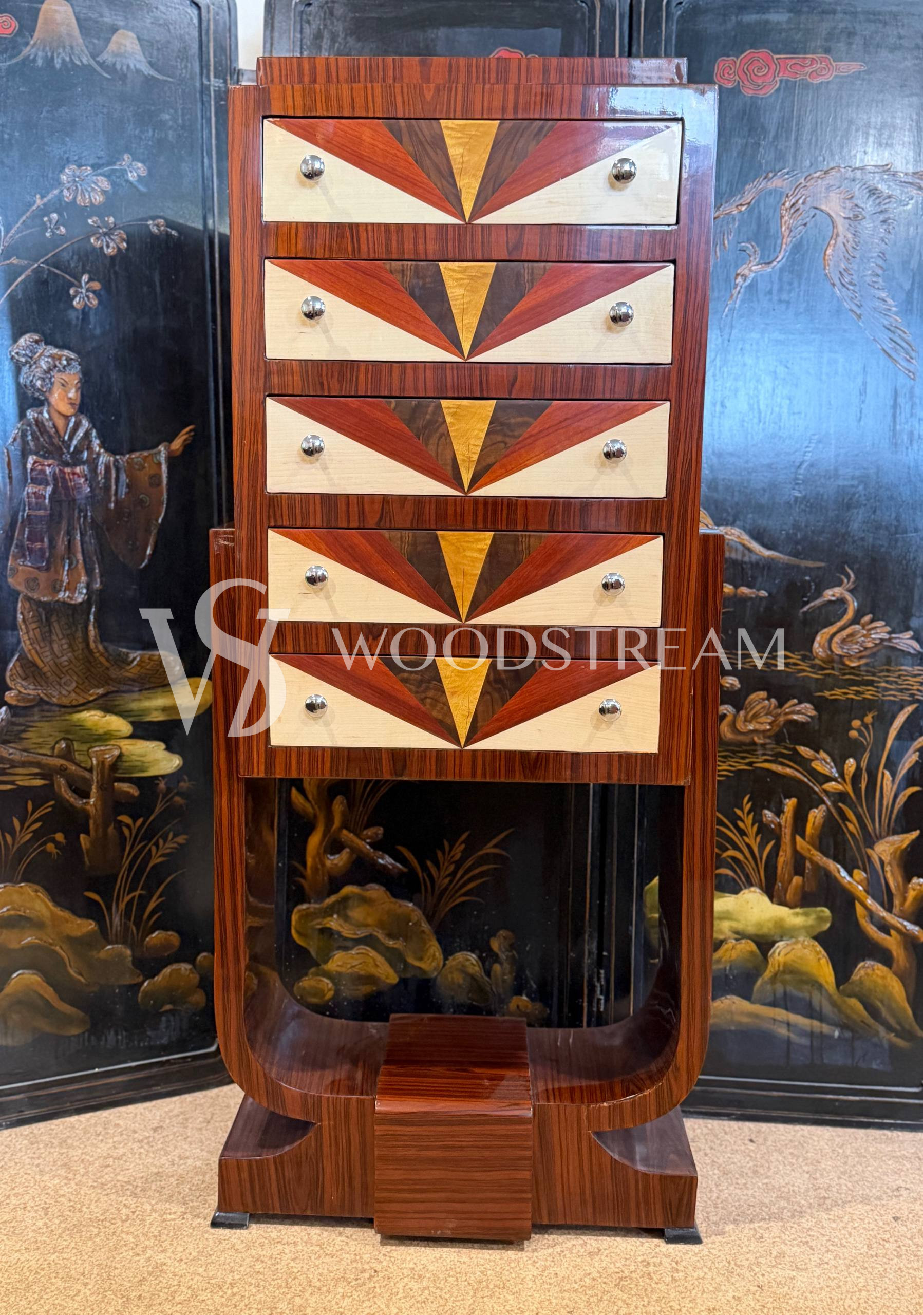 Комод с геометрическим рисунком