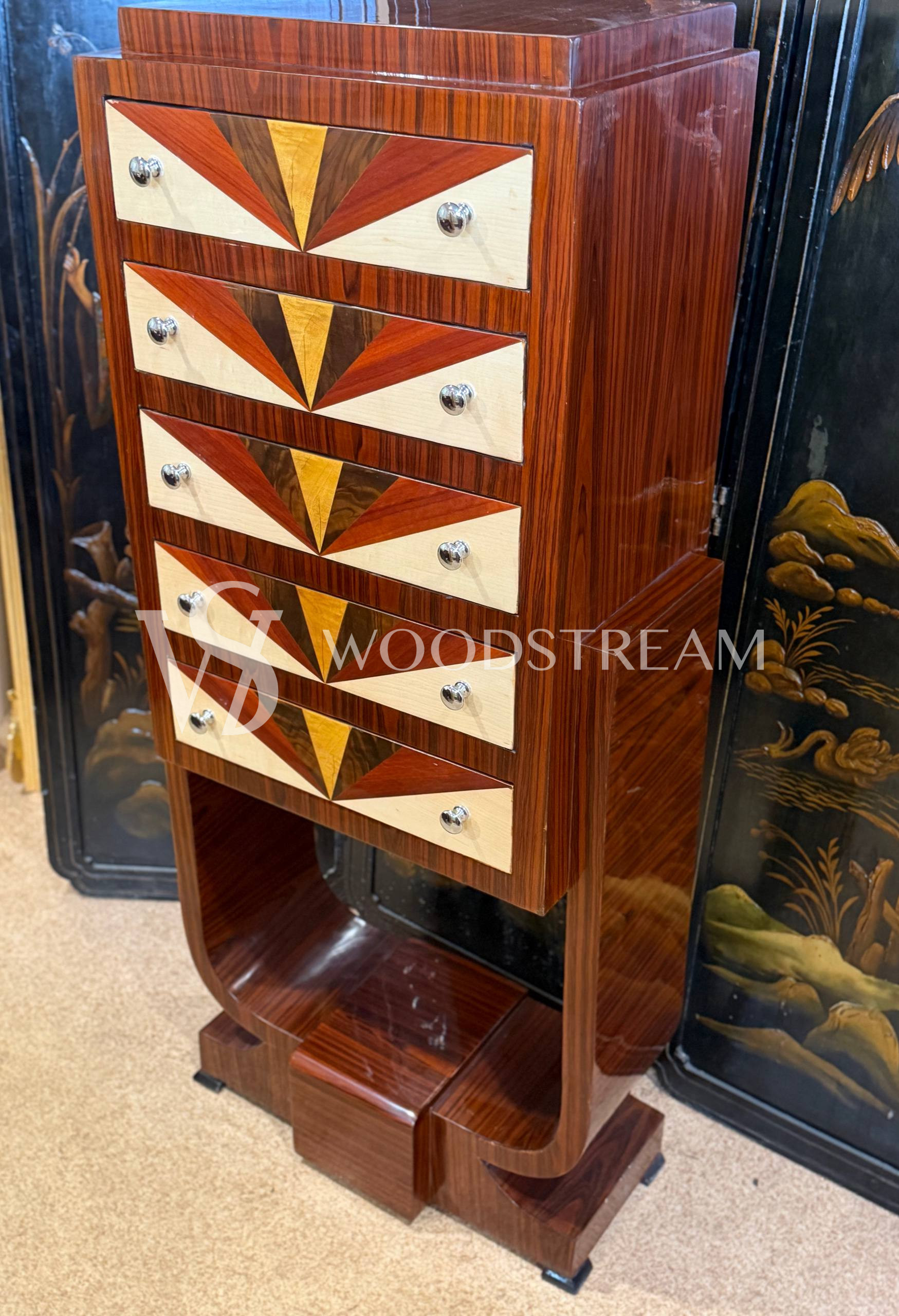 Комод с геометрическим рисунком