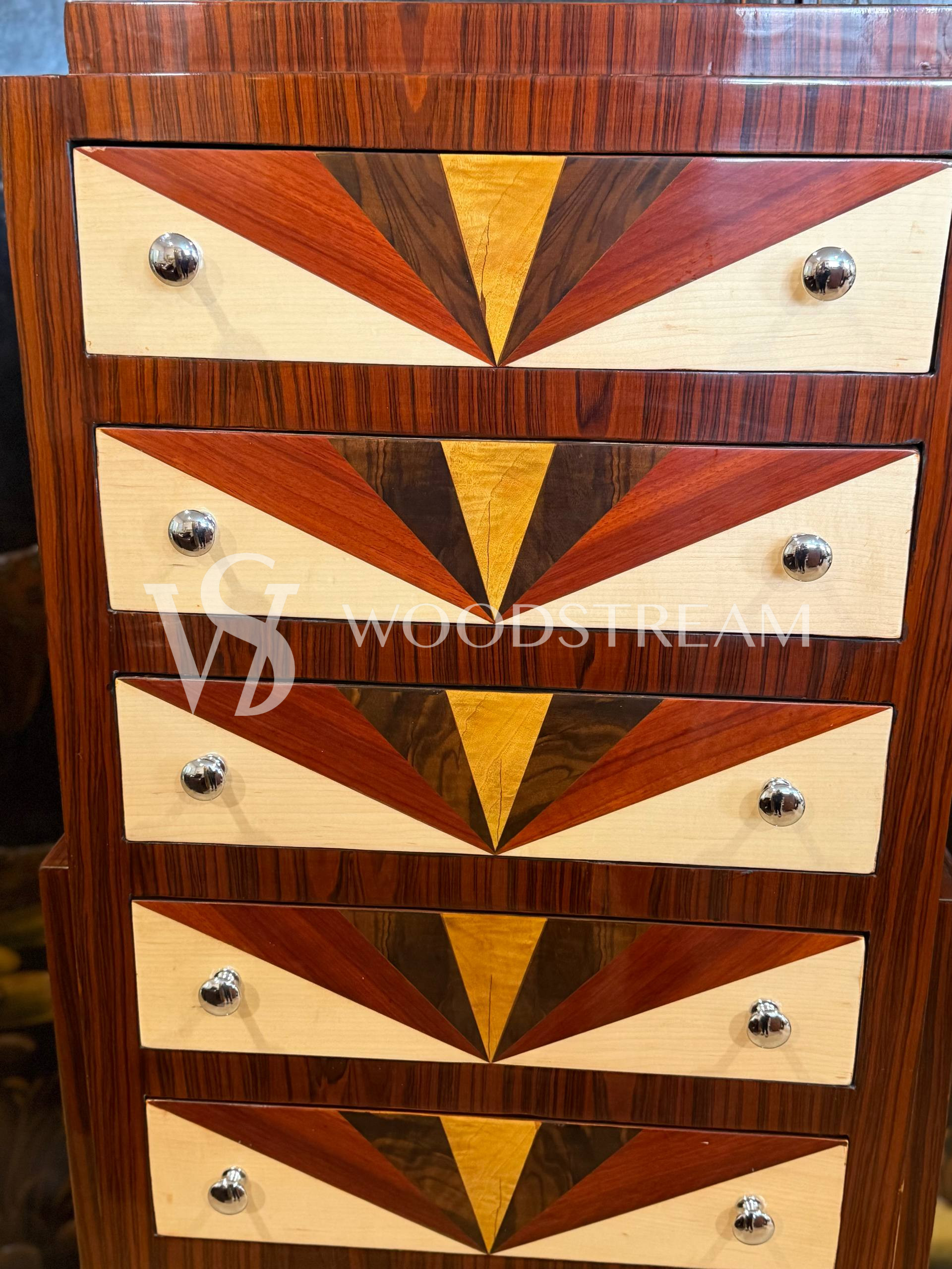 Комод с геометрическим рисунком