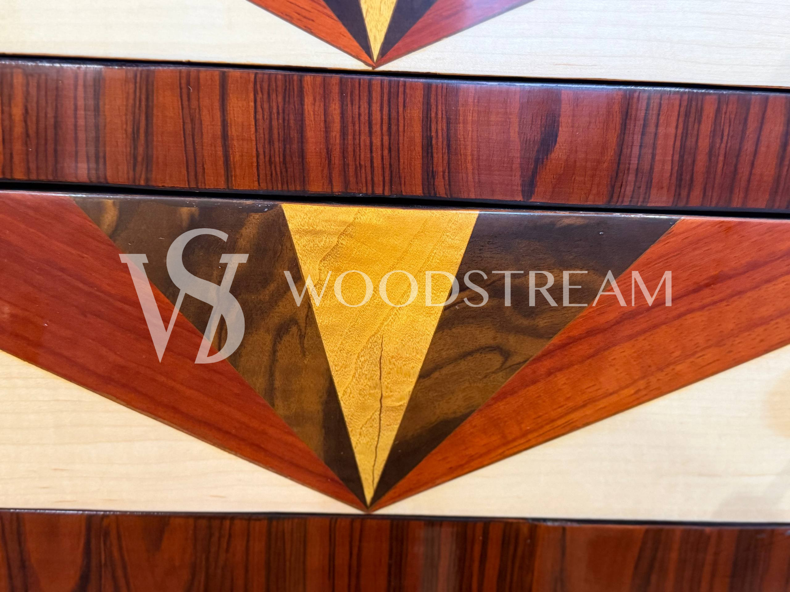 Комод с геометрическим рисунком