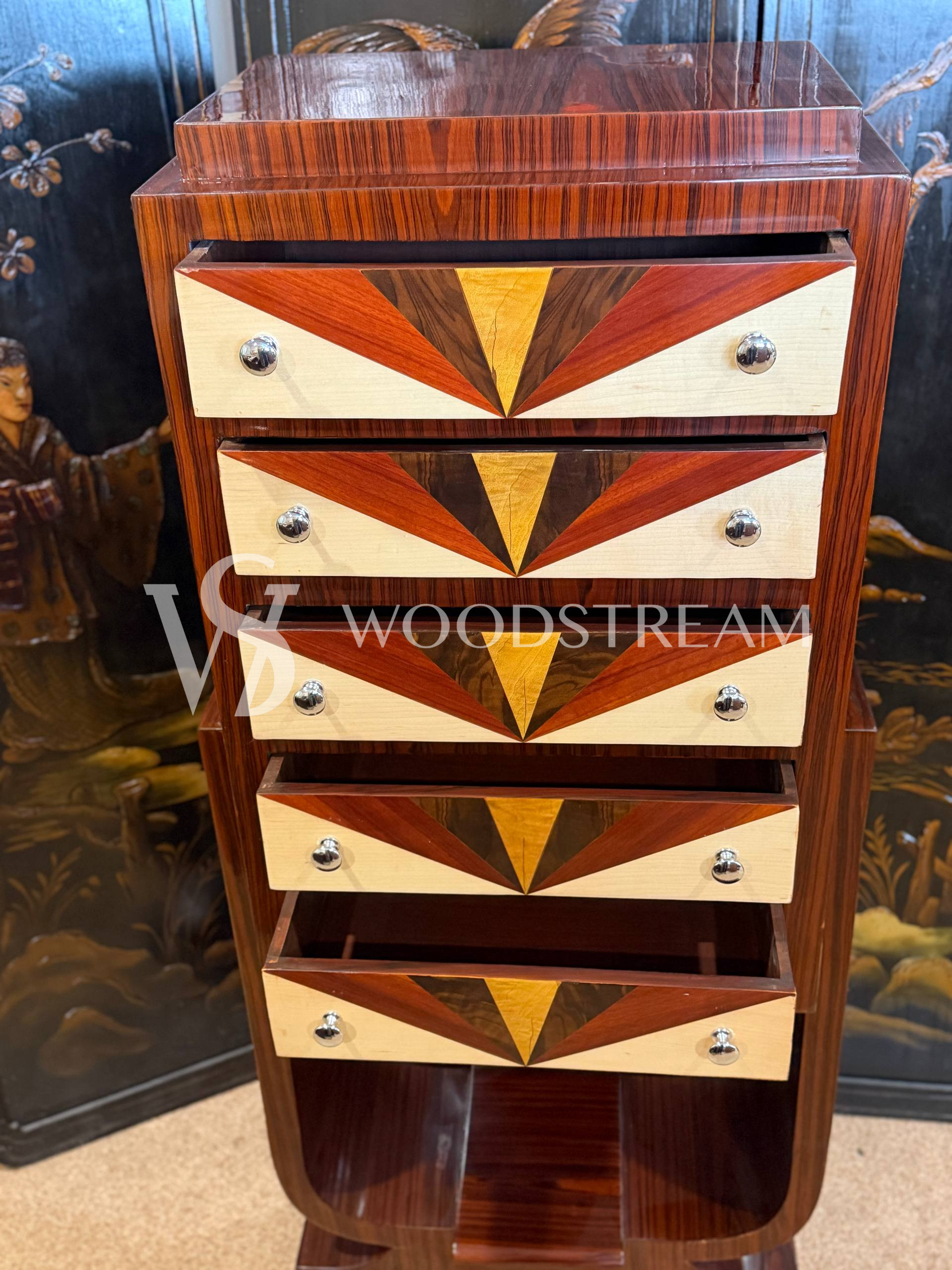 Комод с геометрическим рисунком