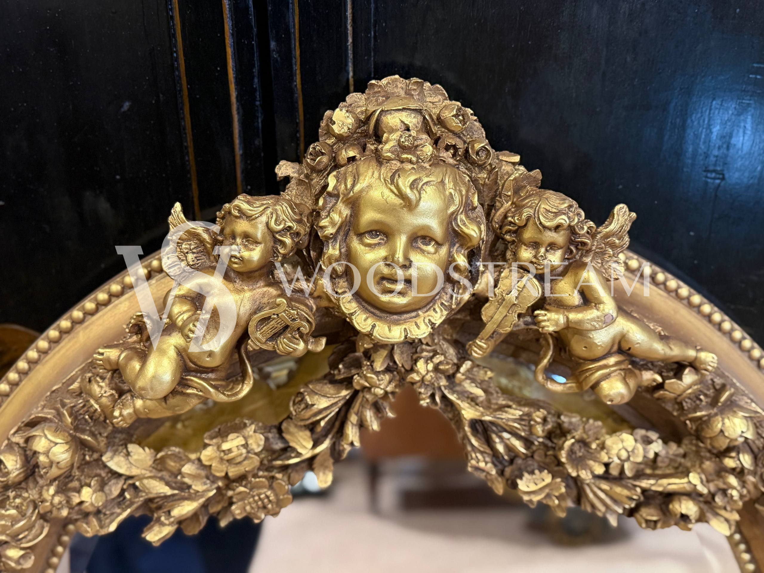 Зеркало настенное в стиле венецианского барокко с путти