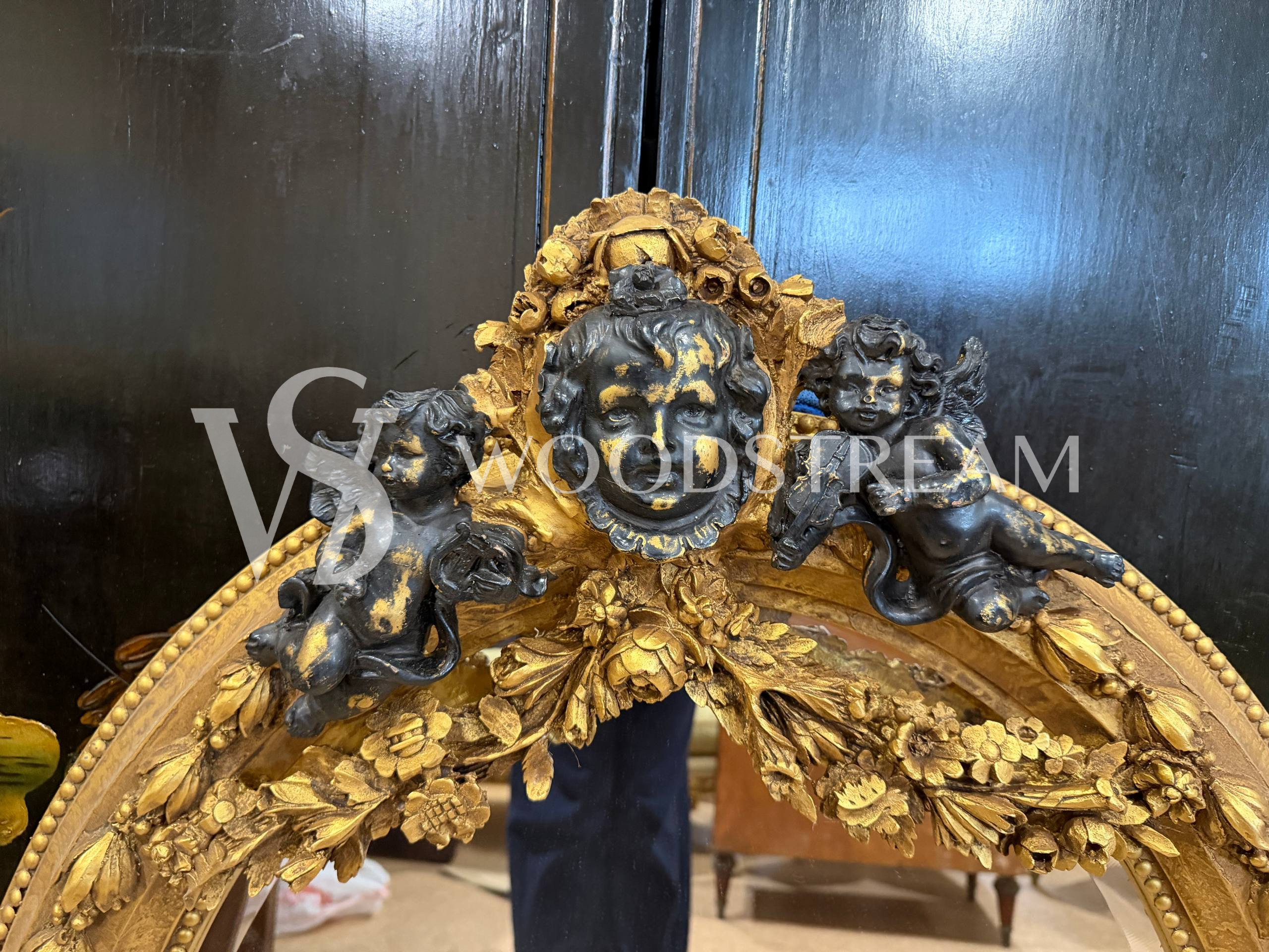 Зеркало настенное в стиле венецианского барокко с путти