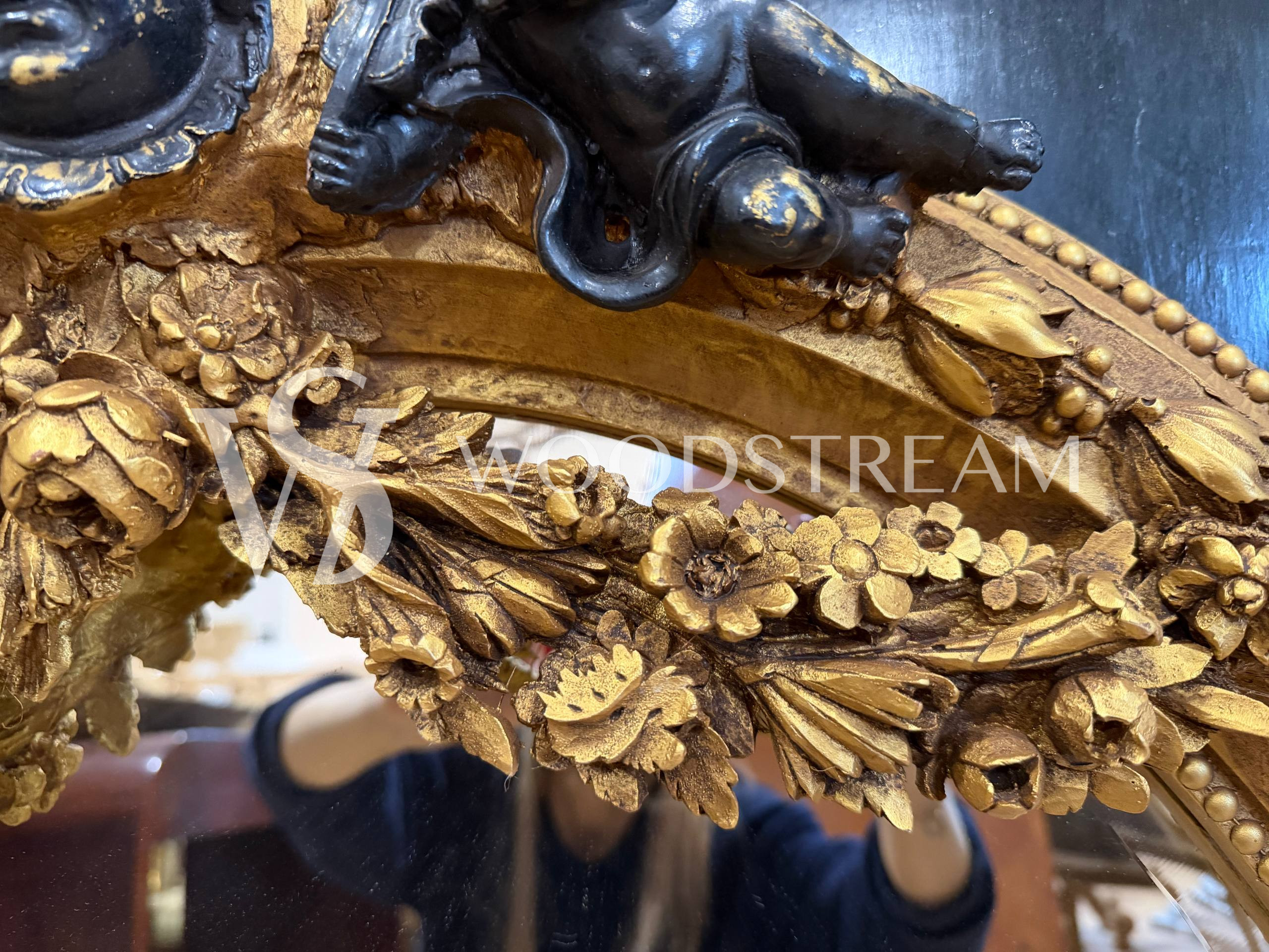 Зеркало настенное в стиле венецианского барокко с путти