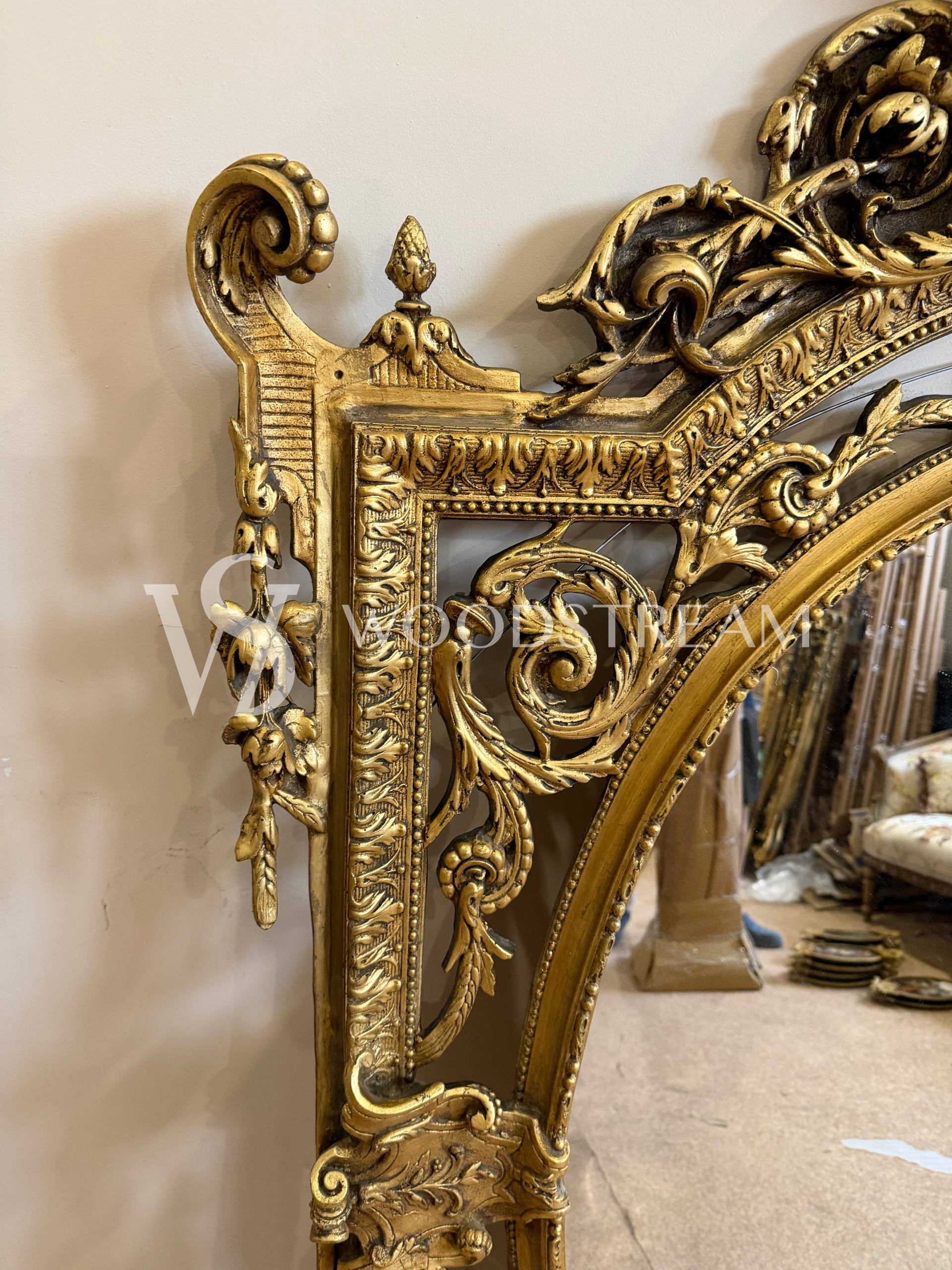 Зеркало настенное в стиле венецианского барокко с путти