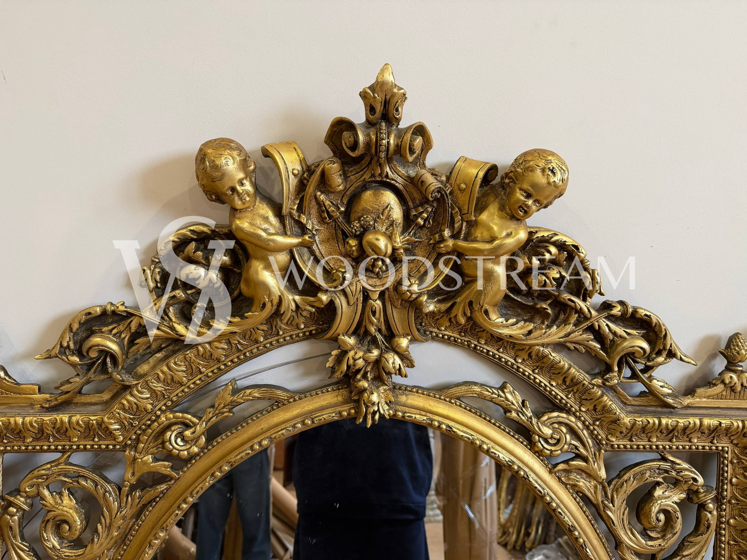 Зеркало настенное в стиле венецианского барокко с путти