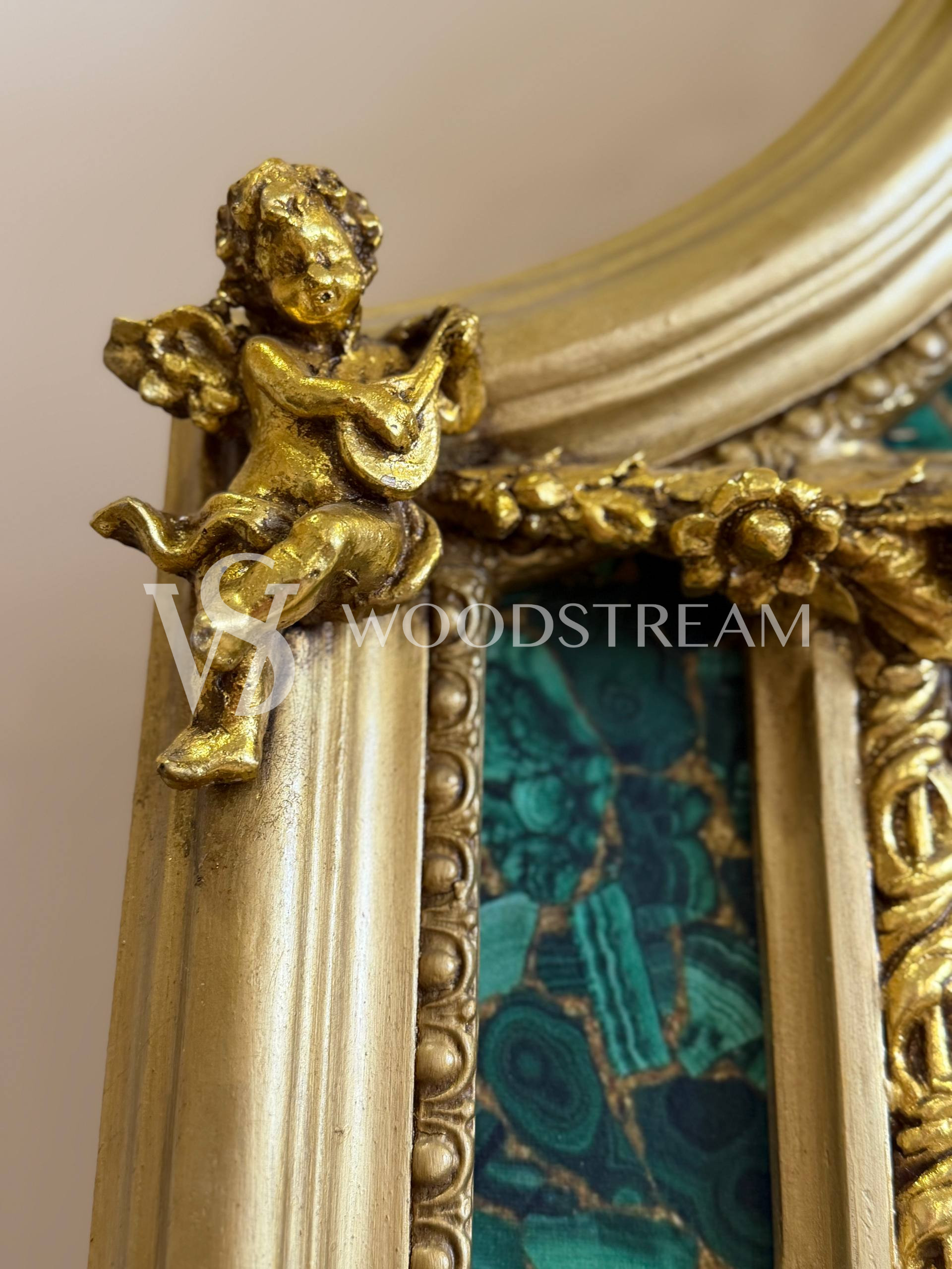 Зеркало настенное в стиле Людовика XVI с путти