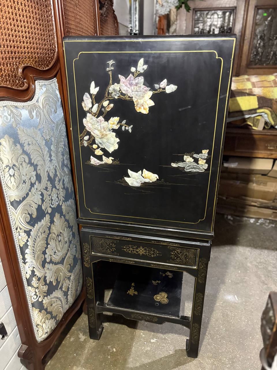 Шкаф в стиле шинуазри