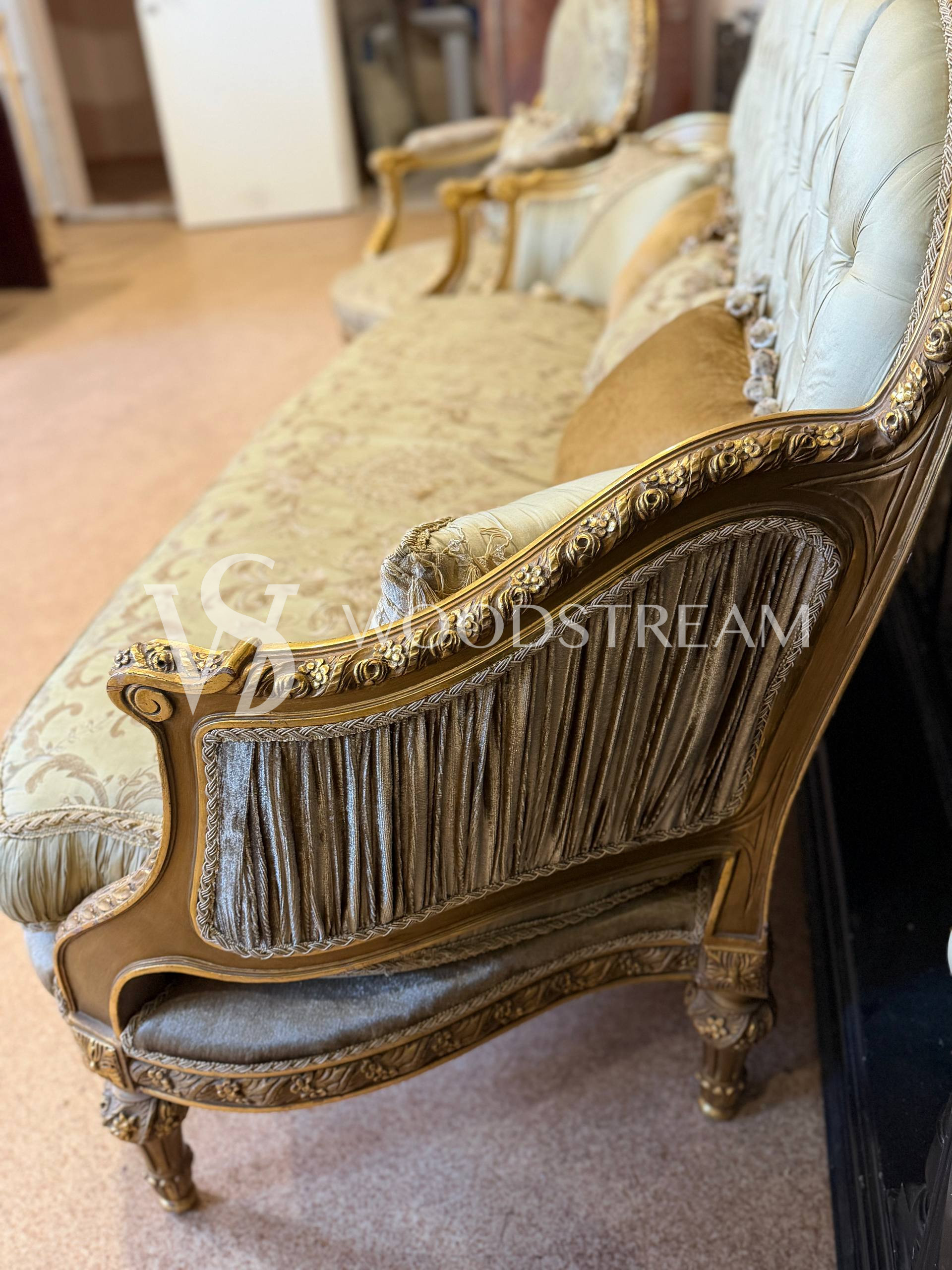 Комплект мягкой мебели для гостиной в стиле Людовика XVI