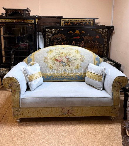 Диван с гобеленом винтажный
