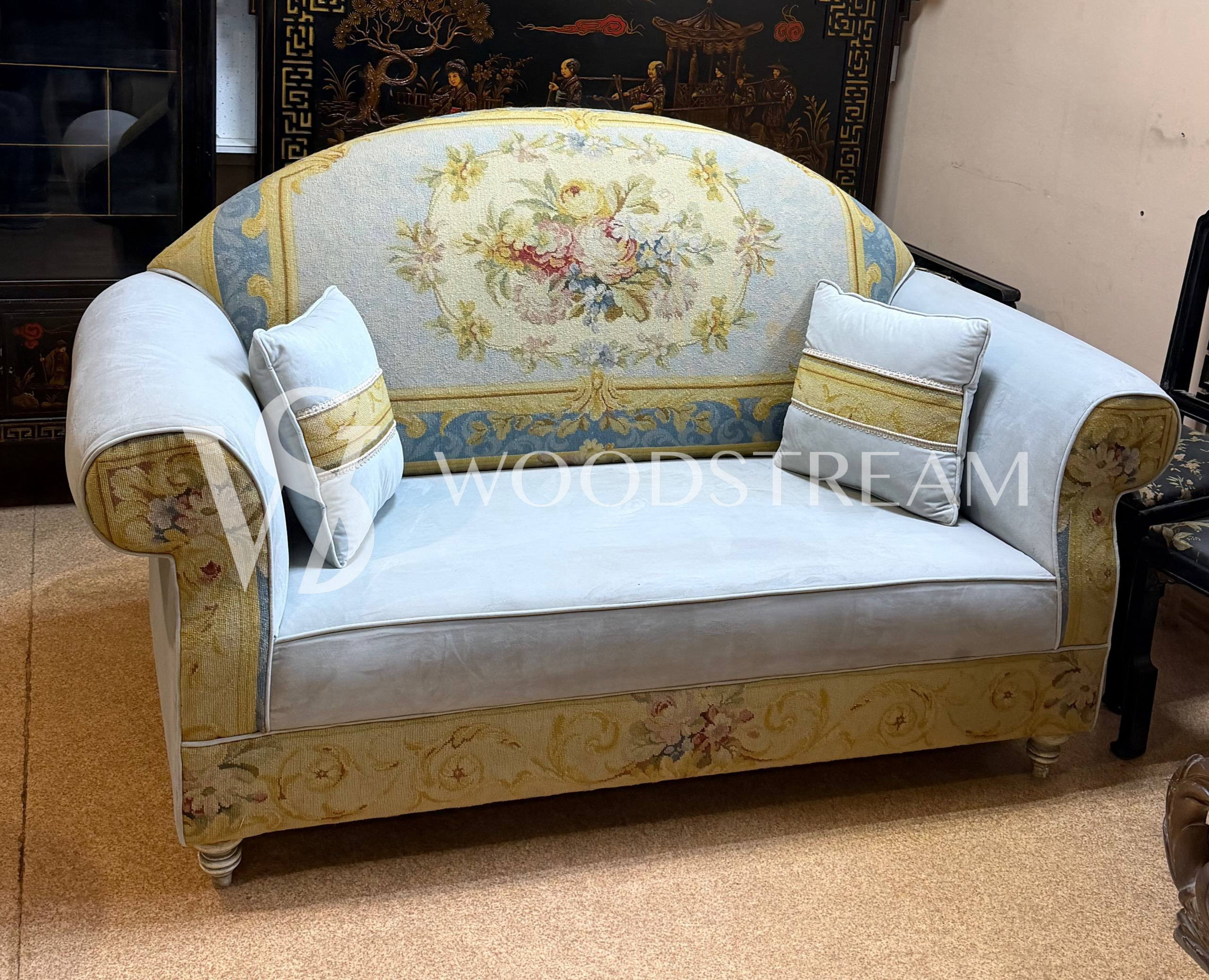Диван с гобеленом винтажный