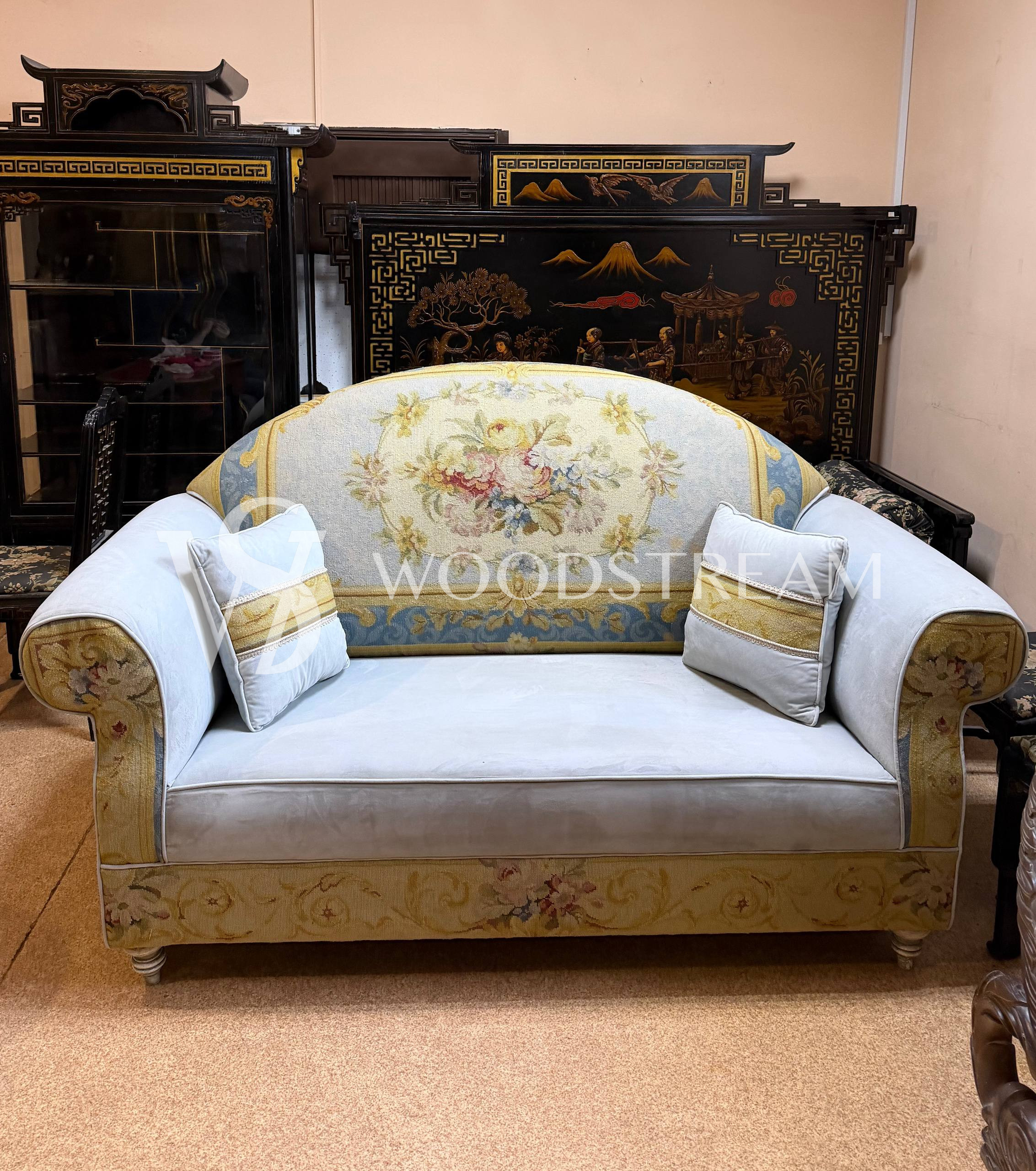 Диван с гобеленом винтажный